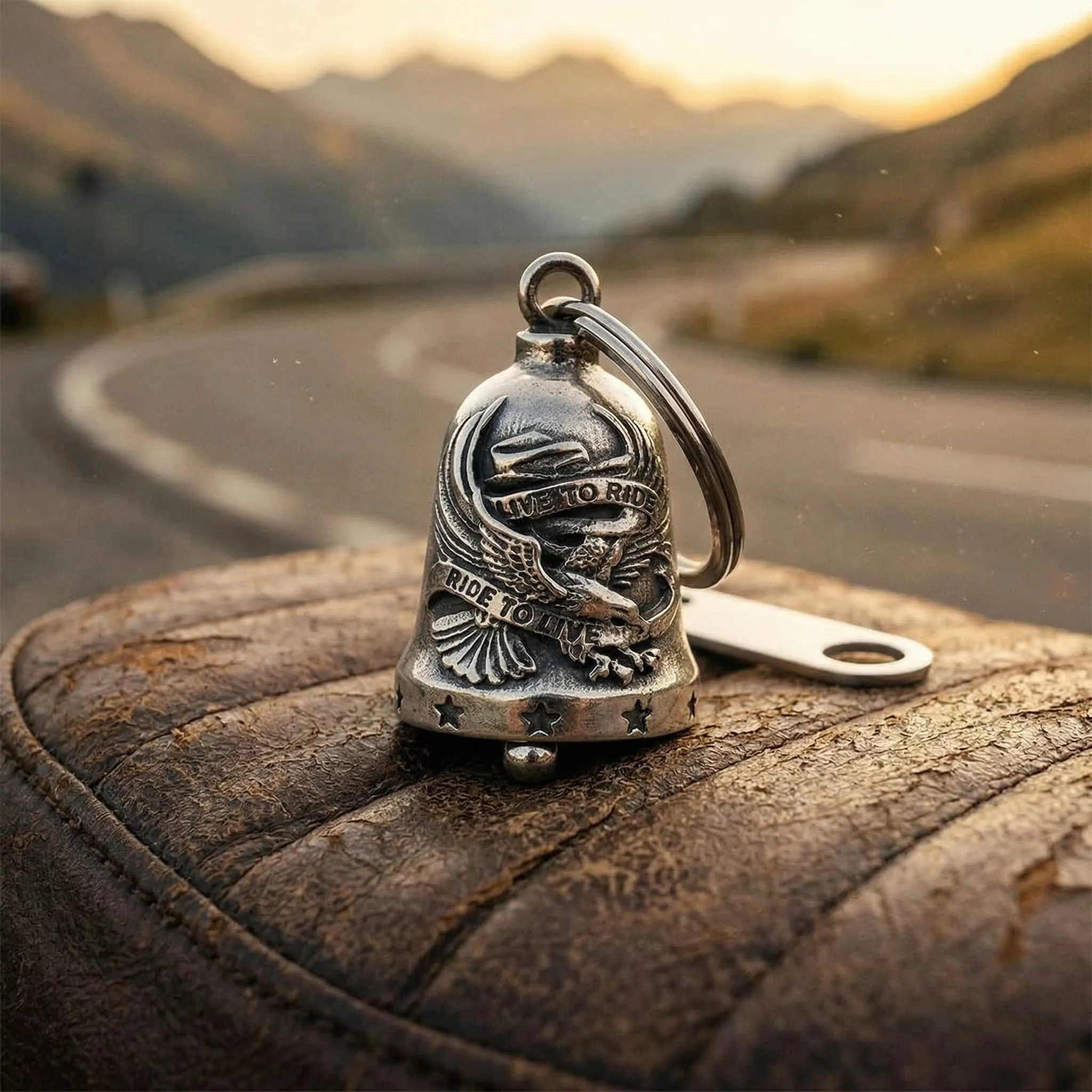 Leiwee Campana Portafortuna Moto Guardian Bell in Lega di Zinco con Incisione 3D Aquila e Frase Biker (Argento) - immagine 4