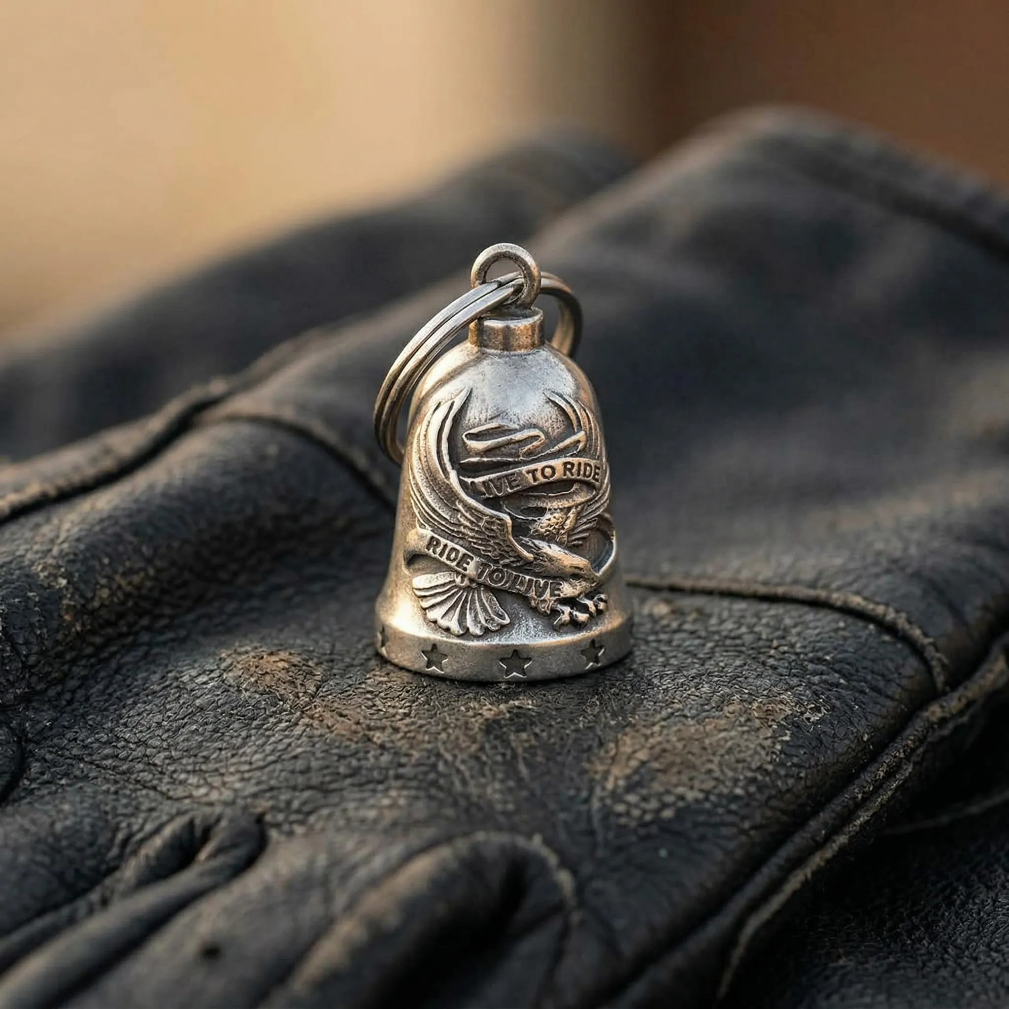Leiwee Campana Portafortuna Moto Guardian Bell in Lega di Zinco con Incisione 3D Aquila e Frase Biker (Argento) - immagine 5