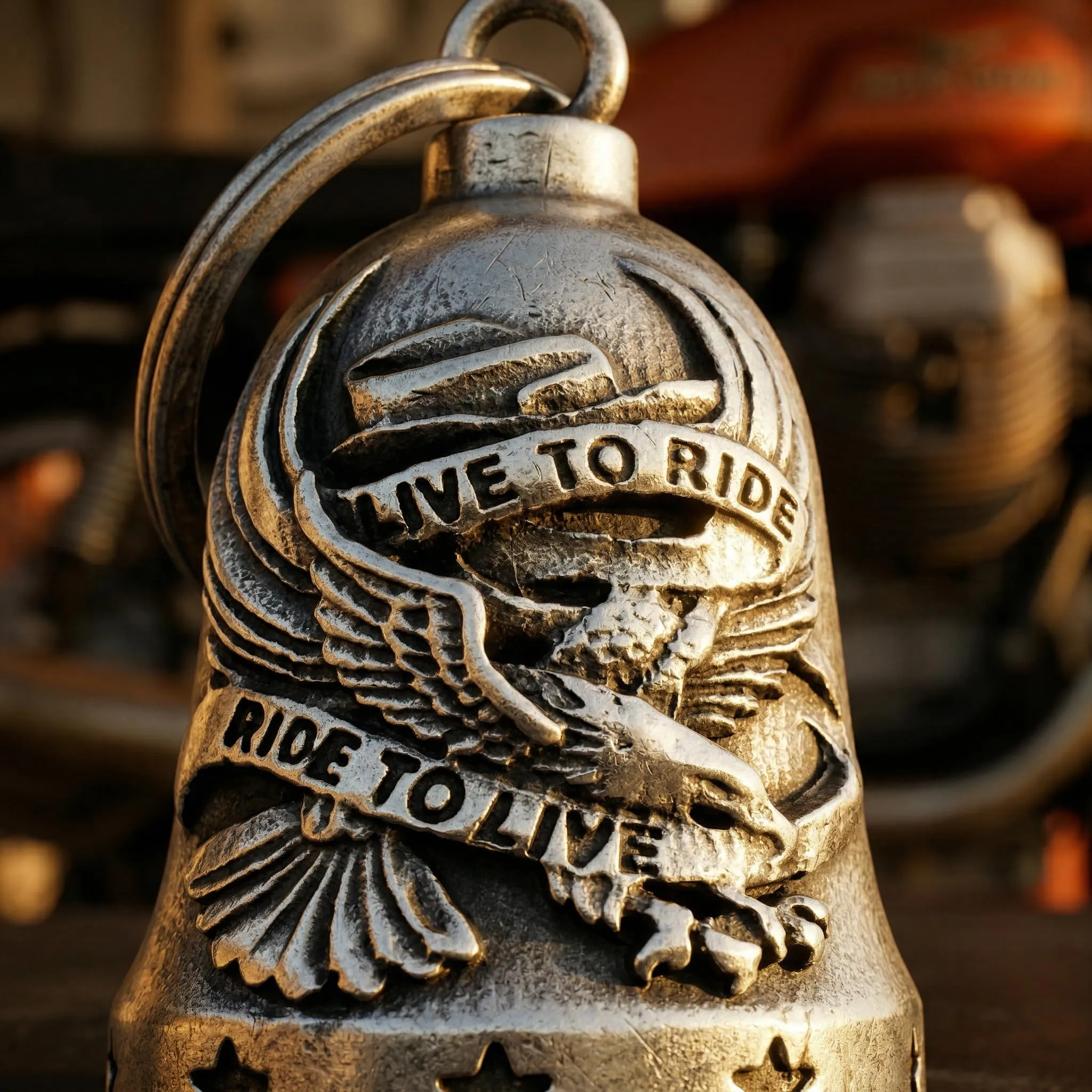 Leiwee Campana Portafortuna Moto Guardian Bell in Lega di Zinco con Incisione 3D Aquila e Frase Biker (Argento) - immagine 6