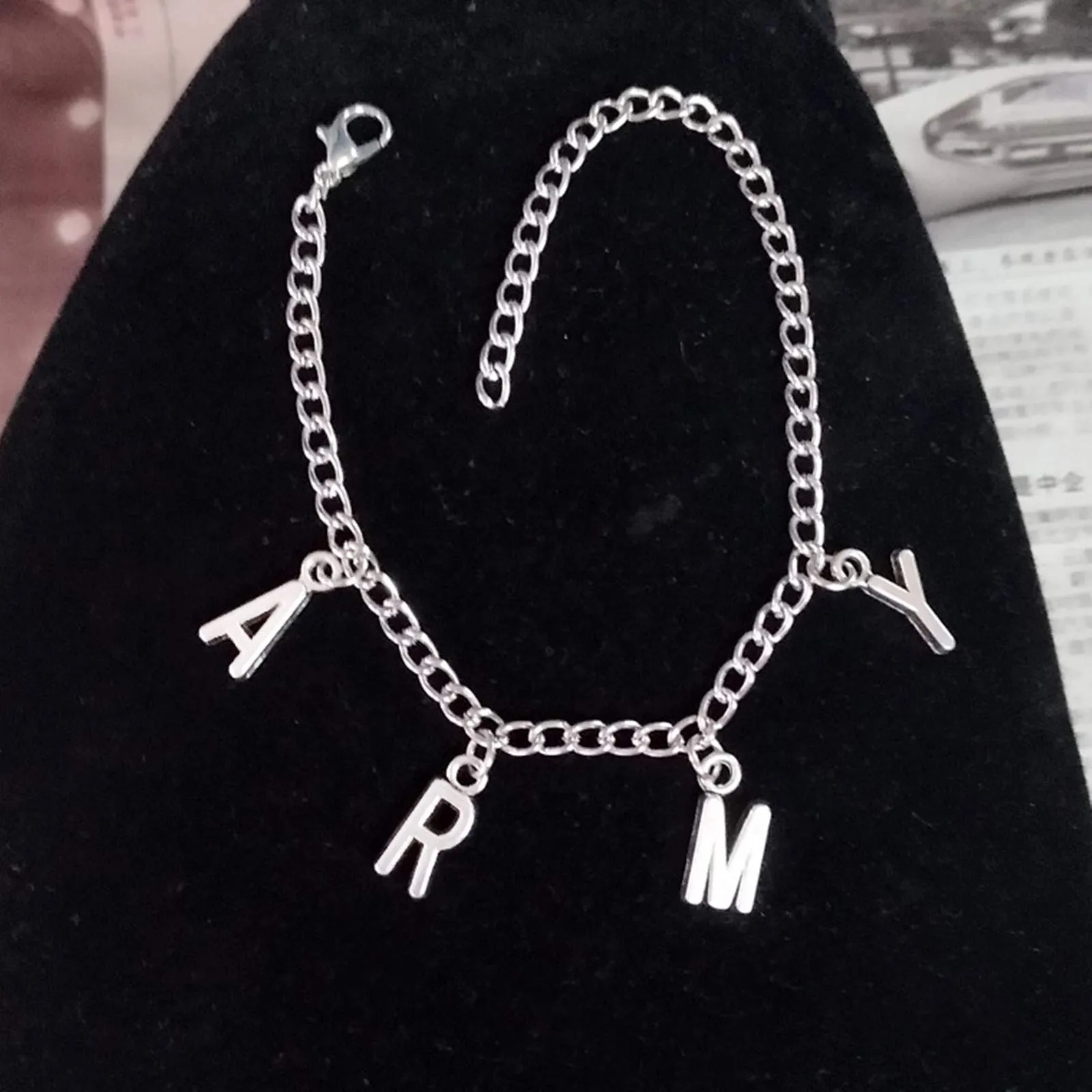 XHBTS Set Collana e Bracciale con Lettera Iniziale in Argento e Lega, Tema BTS Jimin ARMY, con Mini Panno e Scatola - immagine 3