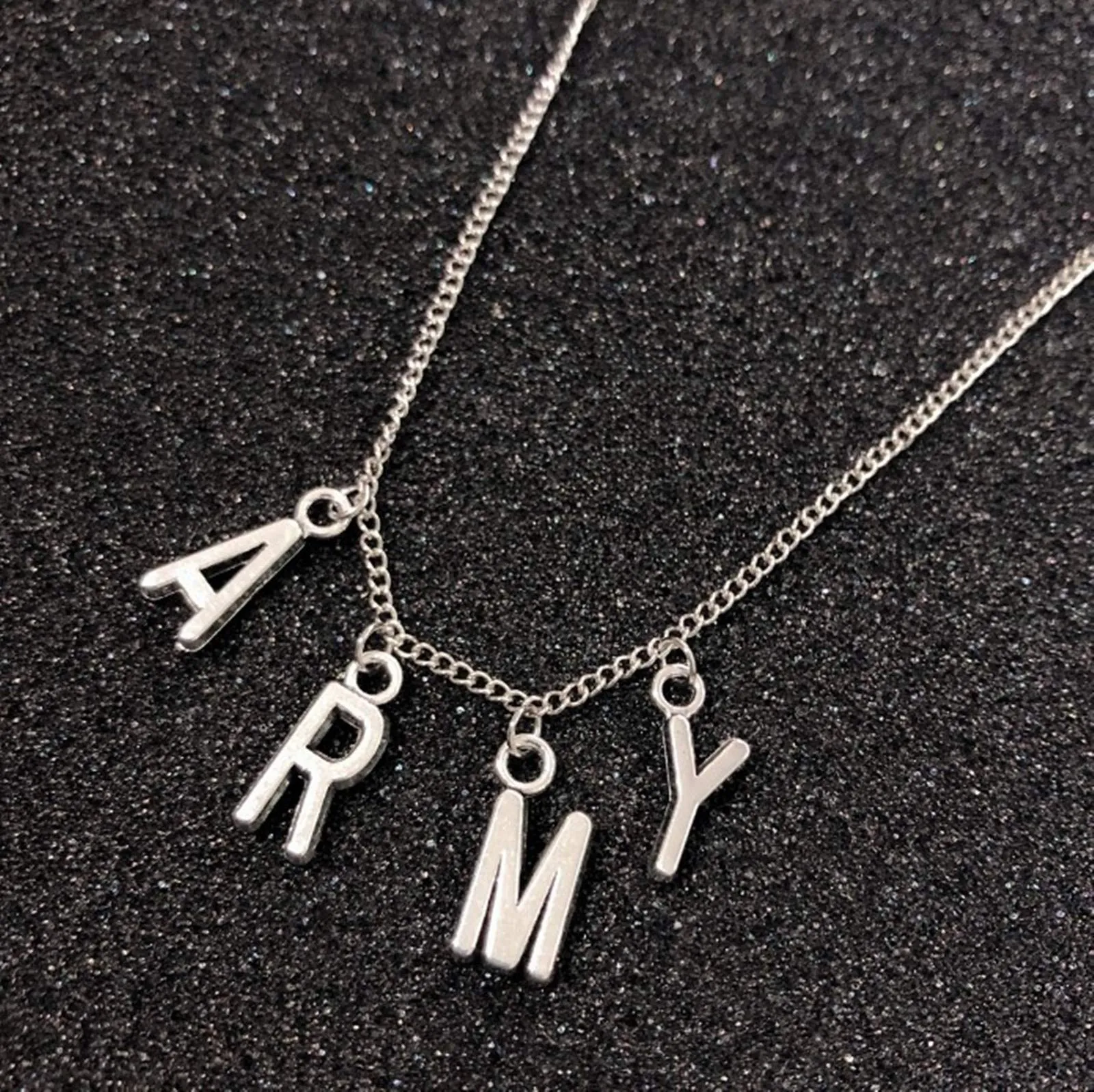 XHBTS Set Collana e Bracciale con Lettera Iniziale in Argento e Lega, Tema BTS Jimin ARMY, con Mini Panno e Scatola - immagine 7