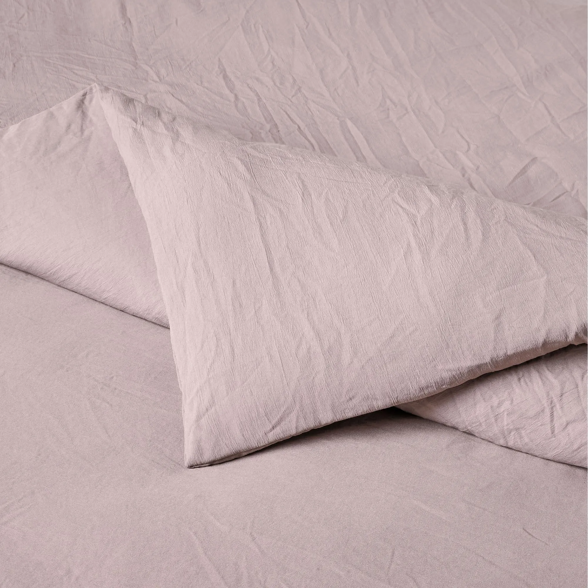 Amazon Basics Set Copripiumino Matrimoniale in Microfibra, 240 x 220 cm e 2 Federe da 50 x 80 cm, Viola - immagine 3