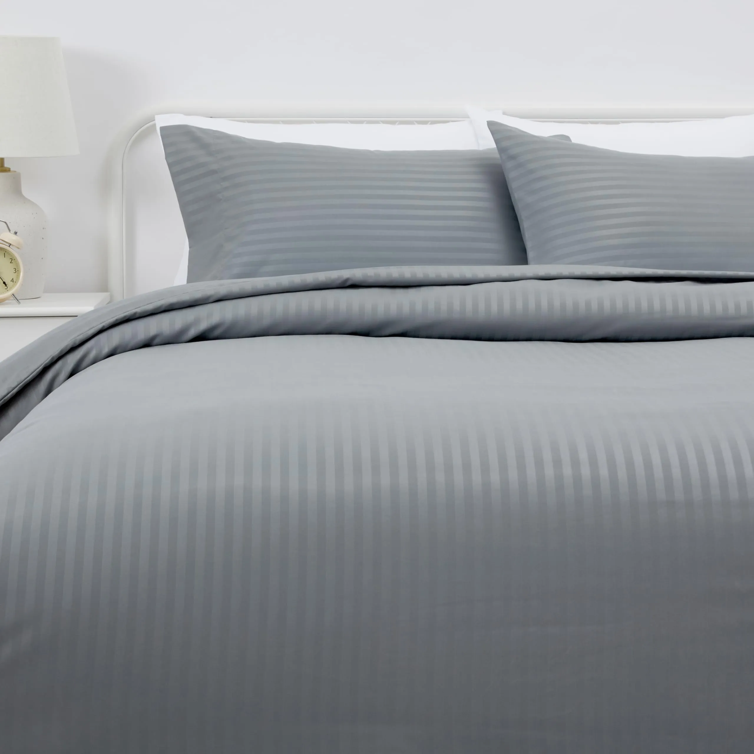Amazon Basics Set Copripiumino Matrimoniale in Microfibra, 3 Pezzi, 240 x 220 cm, Grigio Scuro a Righe - immagine 1
