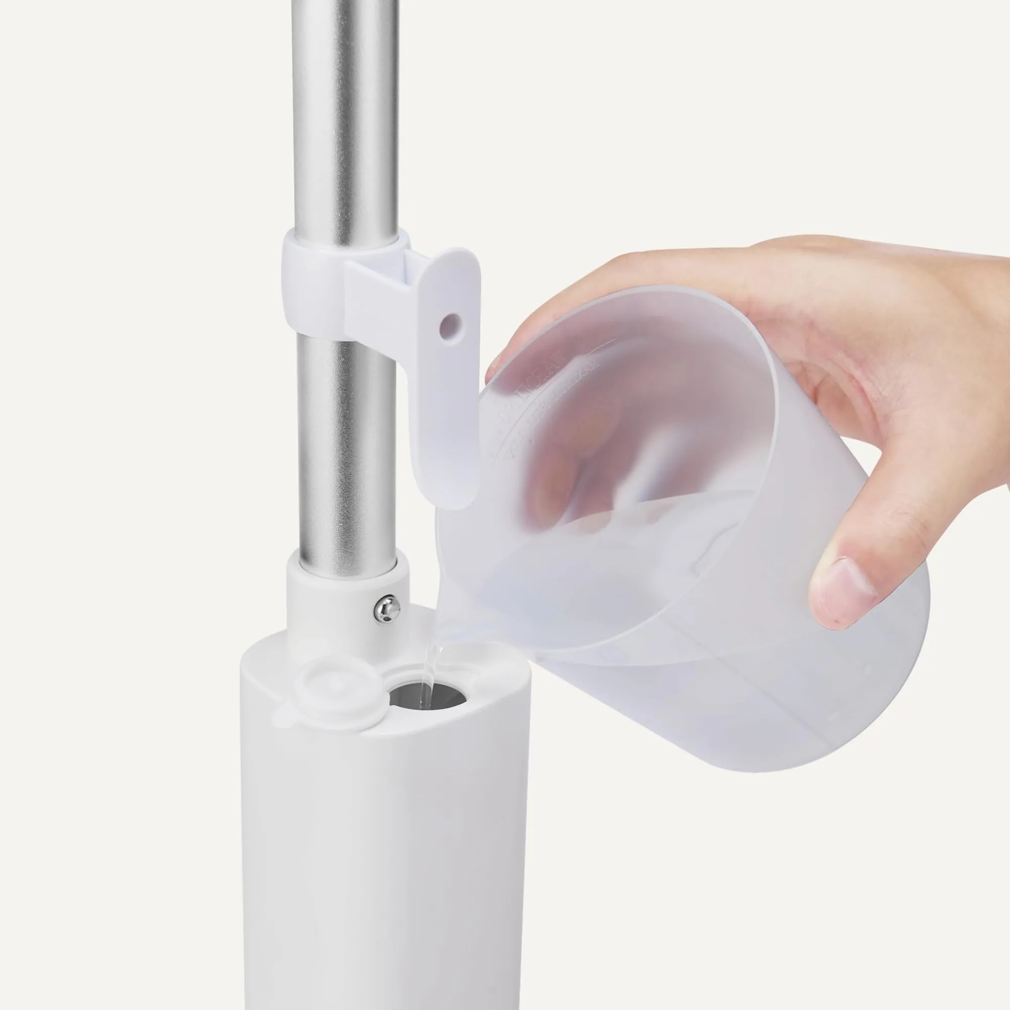 Amazon Basics Scopa a vapore per pavimenti duri, 3 panni lavabili, serbatoio 450 ml, Bianco - immagine 2