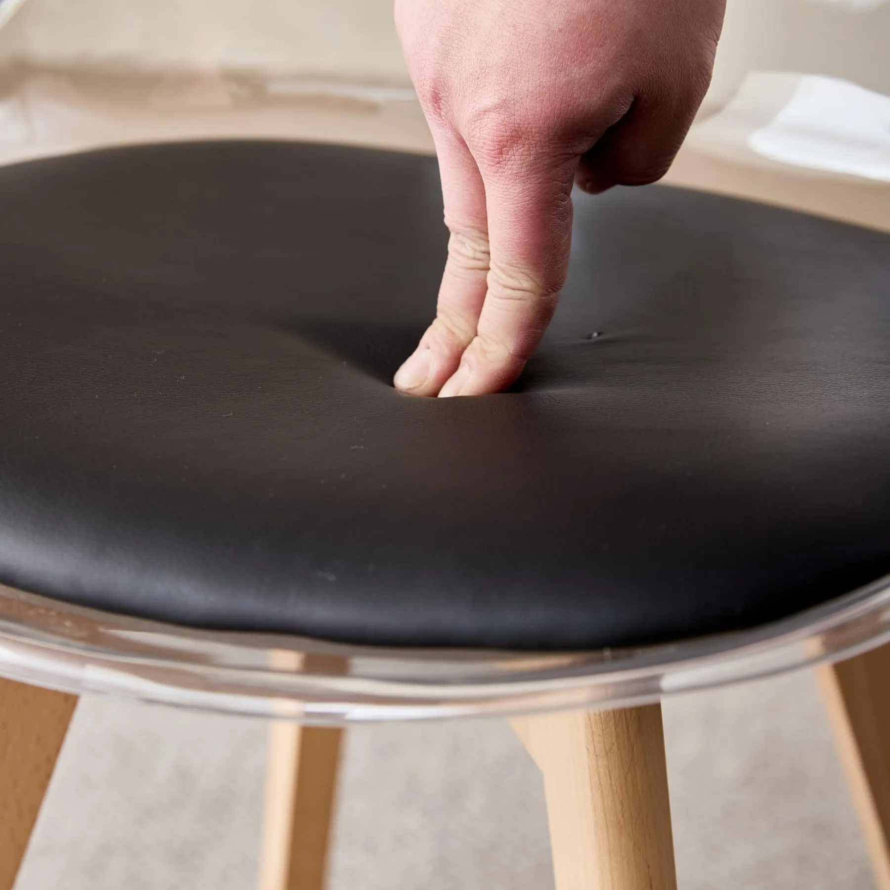 JZGORC Set di 4 Sedie da Pranzo con Schienale Trasparente, Gambe in Faggio e Cuscino in Pelle PU Nero - immagine 9