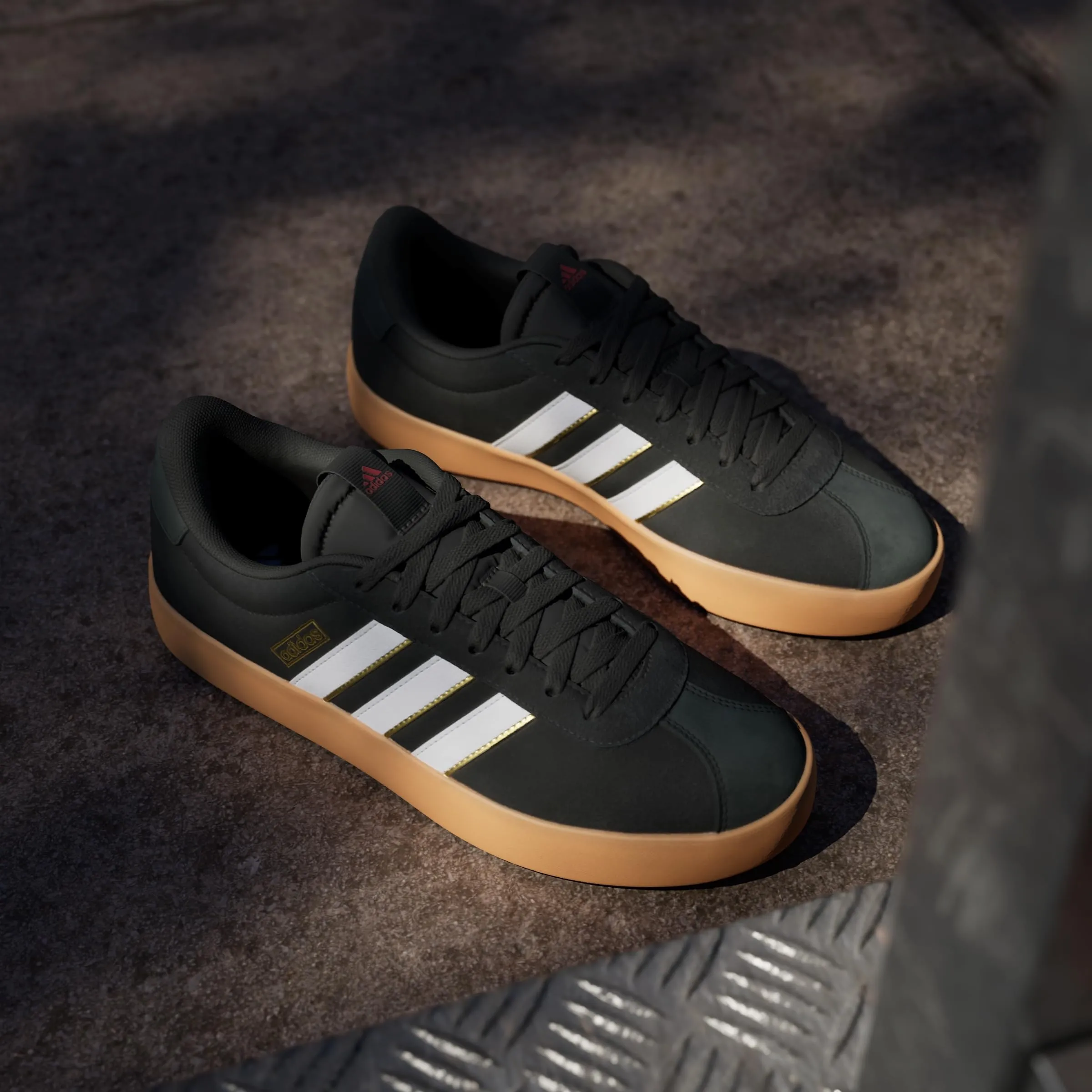 adidas VL Court 3.0 Shoes, Core Black / Cloud White / Victory Red, 44 EU - immagine 2