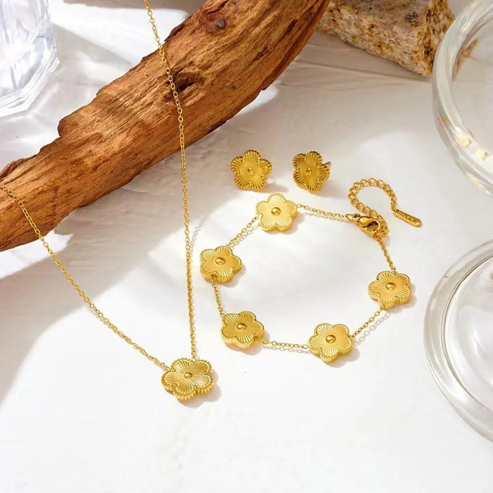 XFSRG Set Gioielli Quadrifoglio con Collana, Orecchini e Bracciale in Acciaio Inossidabile Placcato Oro 18k, Set Cinque Foglie per Donna e Ragazze - immagine 3