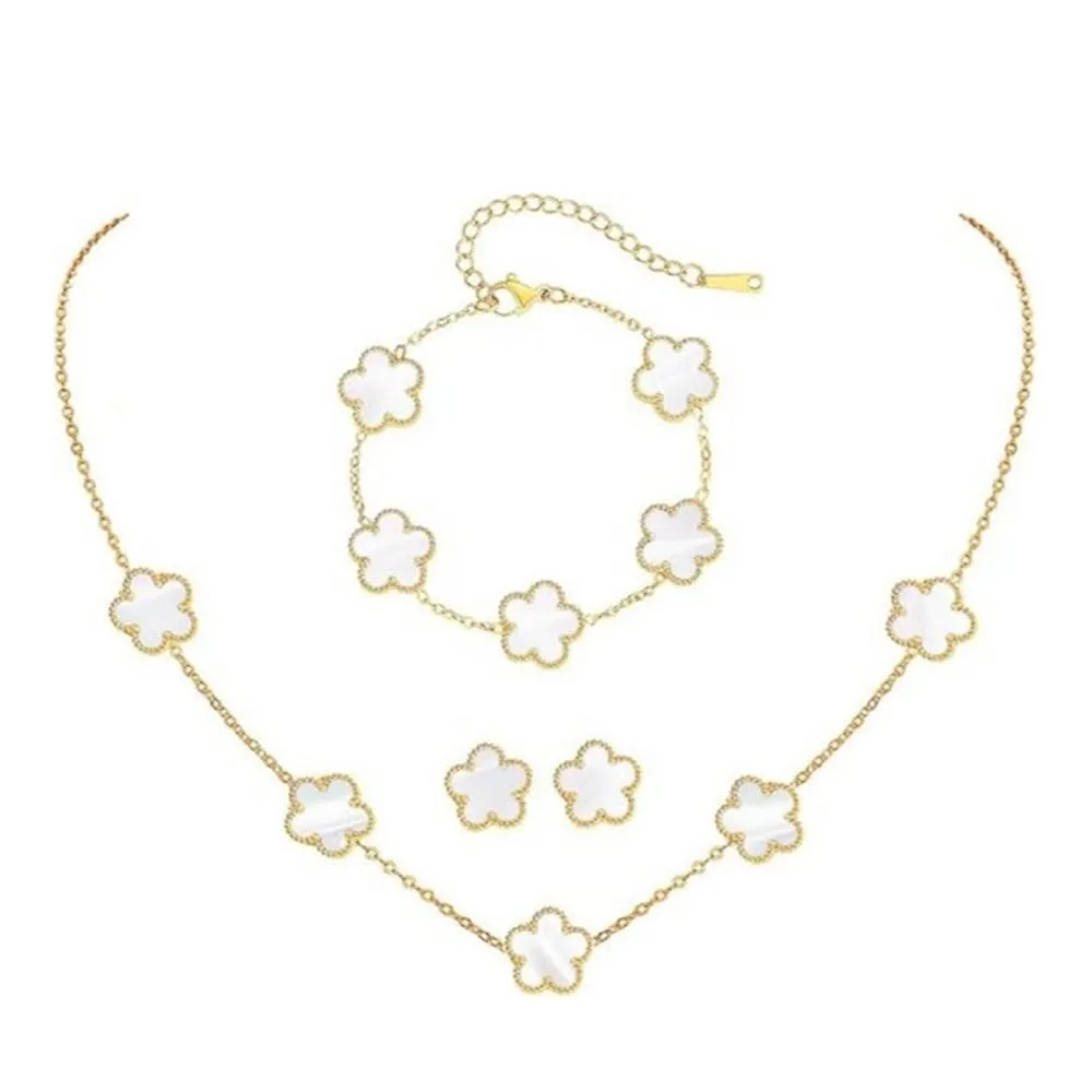 XFSRG Parure Gioielli Quadrifoglio in Acciaio Inossidabile Placcato Oro 18k con Collana, Orecchini e Bracciale per Donna e Ragazze (Bianco) - immagine 1
