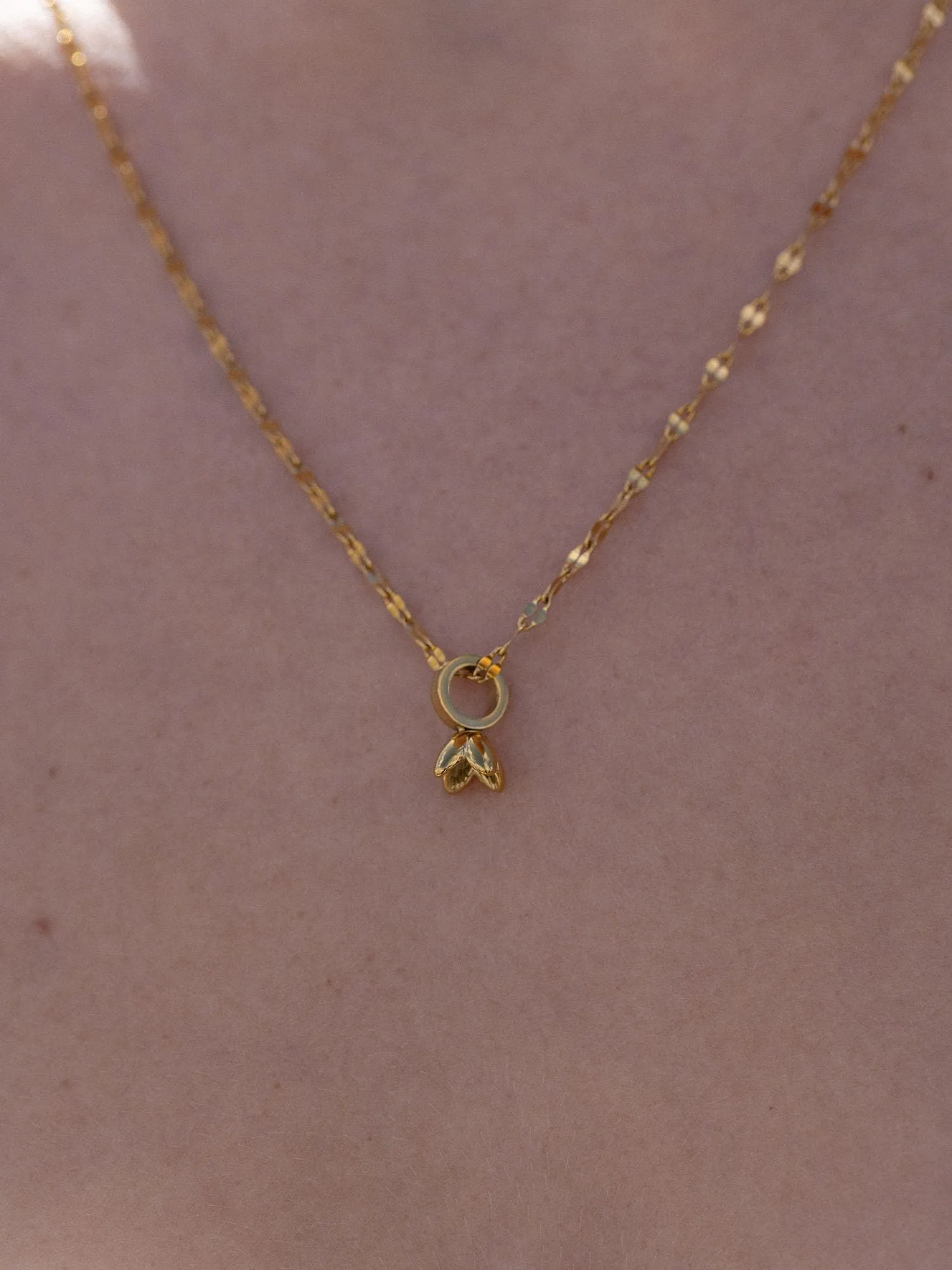 Purelei Birth Flower Charm Gennaio - Bucaneve in Acciaio Inossidabile Placcato Oro 18k - immagine 2