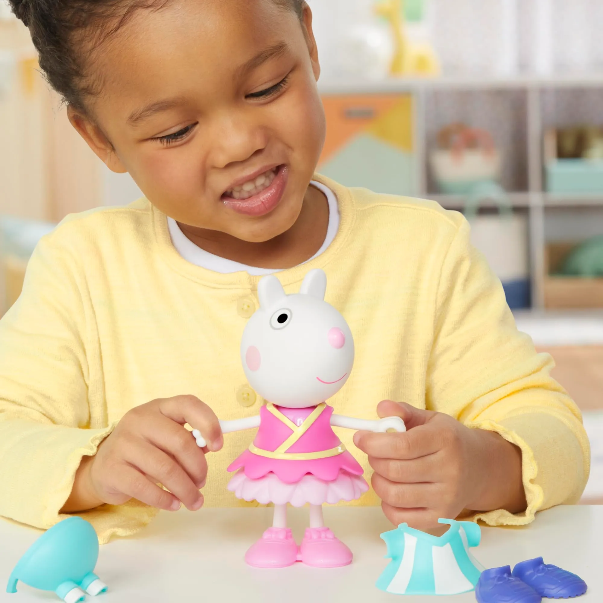 Peppa Pig Suzy Sheep Dress-Up Figure, 6 Inches - immagine 3