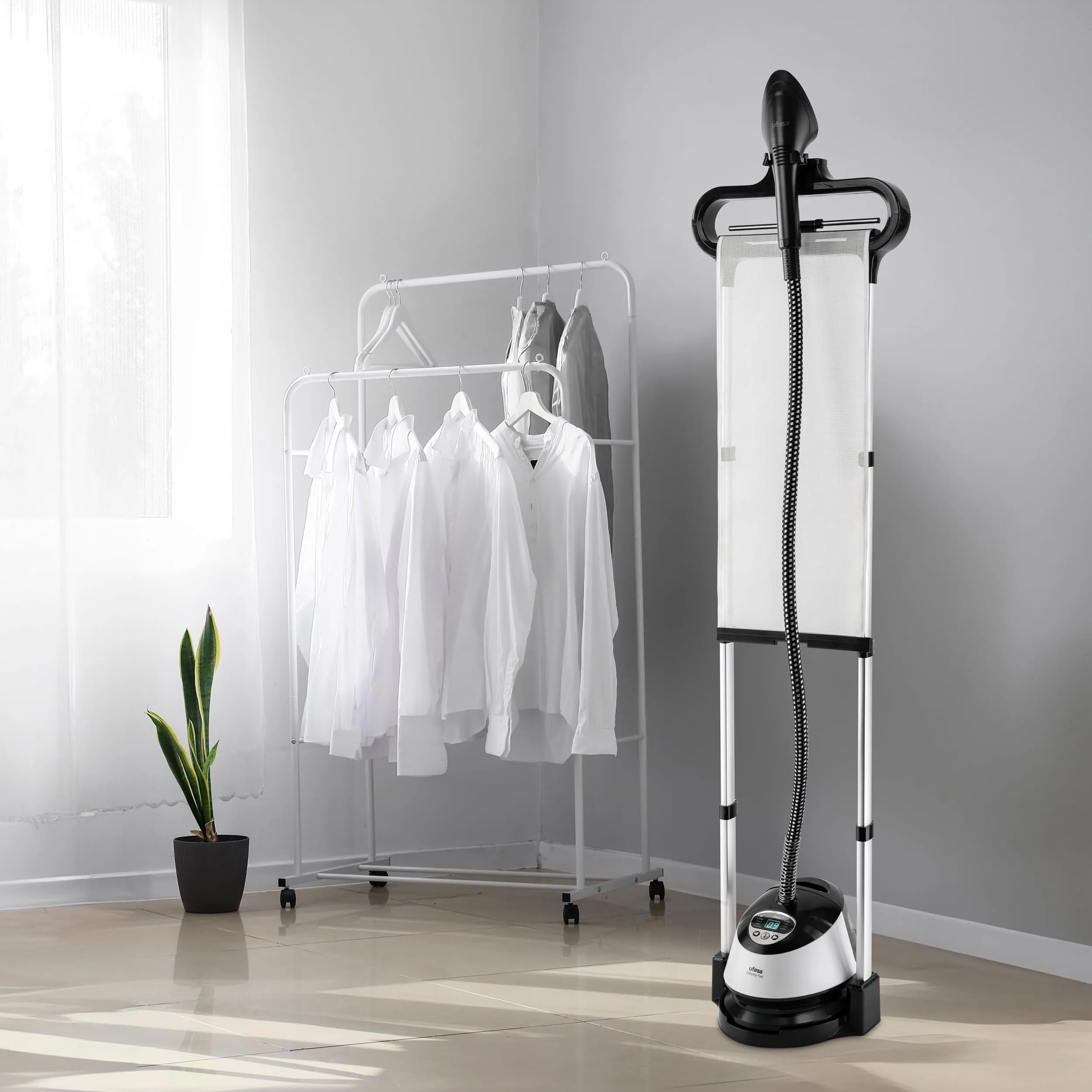 Ufesa Steamy Pad Stiratrice Verticale a Vapore 1580W con Schermo LCD, 9 Livelli di Vapore, Serbatoio 1,35L - immagine 2