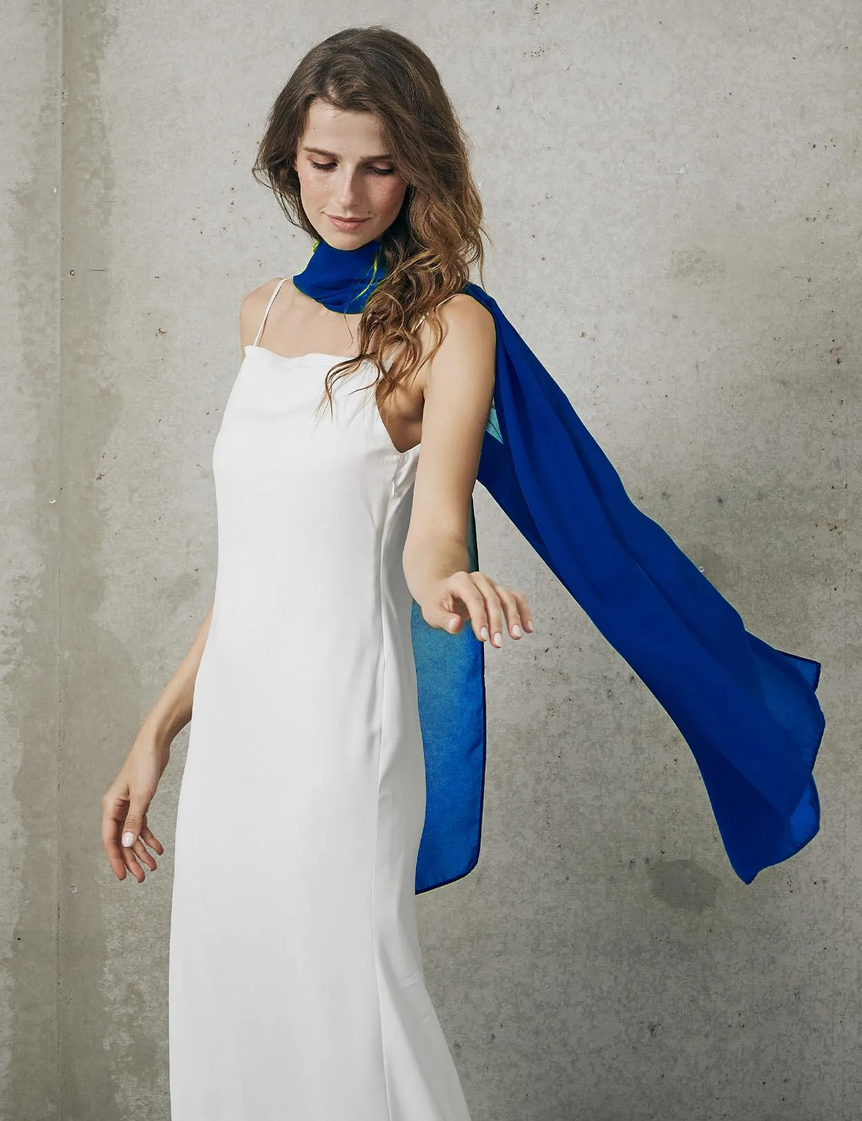 BEAUTELICATE Scialle Elegante Donna Poncho Coprispalle in Chiffon, Blu Reale - immagine 4