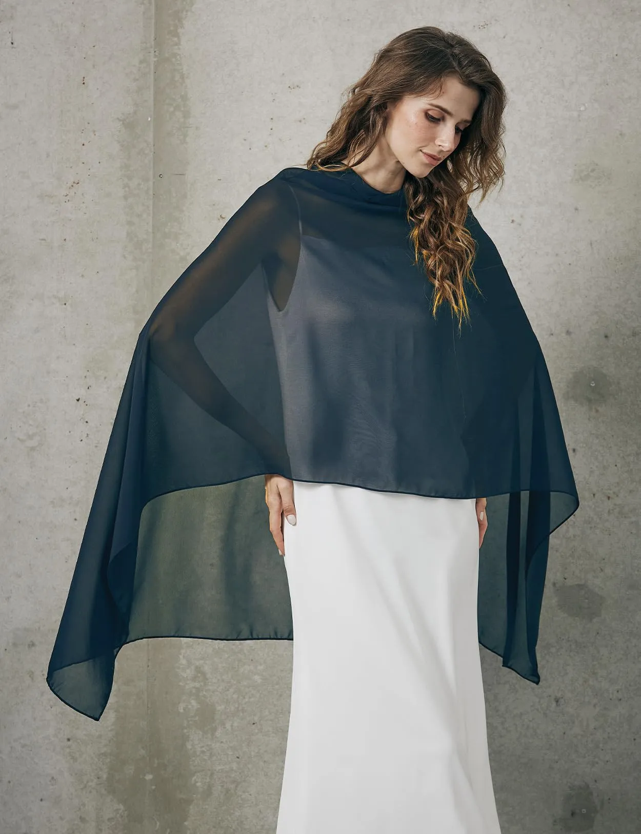 BEAUTELICATE Scialle Elegante Donna Poncho Coprispalle in Chiffon, Blu Notte - immagine 2