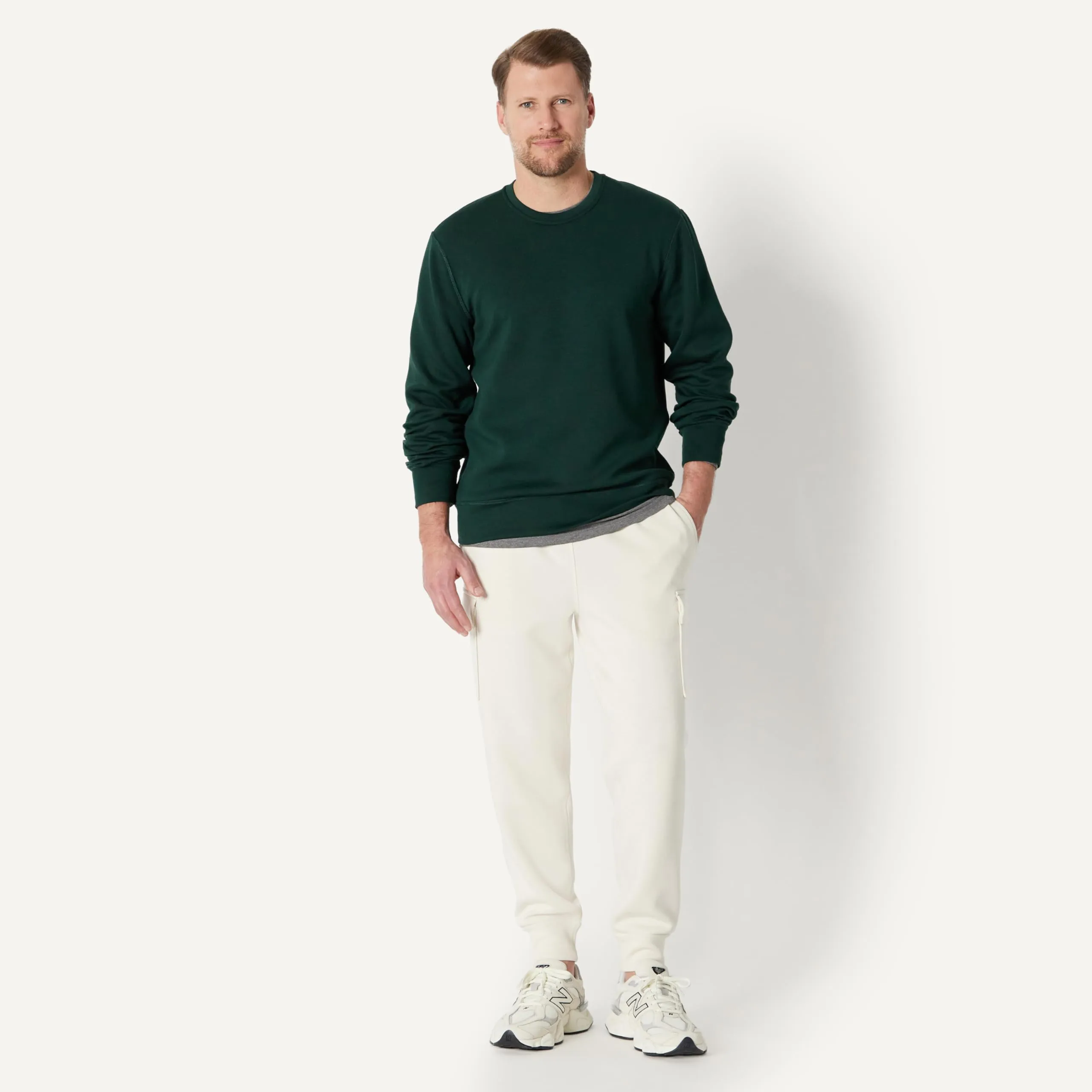 Amazon Essentials Felpa a Girocollo in Tessuto Tecnico Traspirante Uomo, Verde Scuro, L - immagine 3