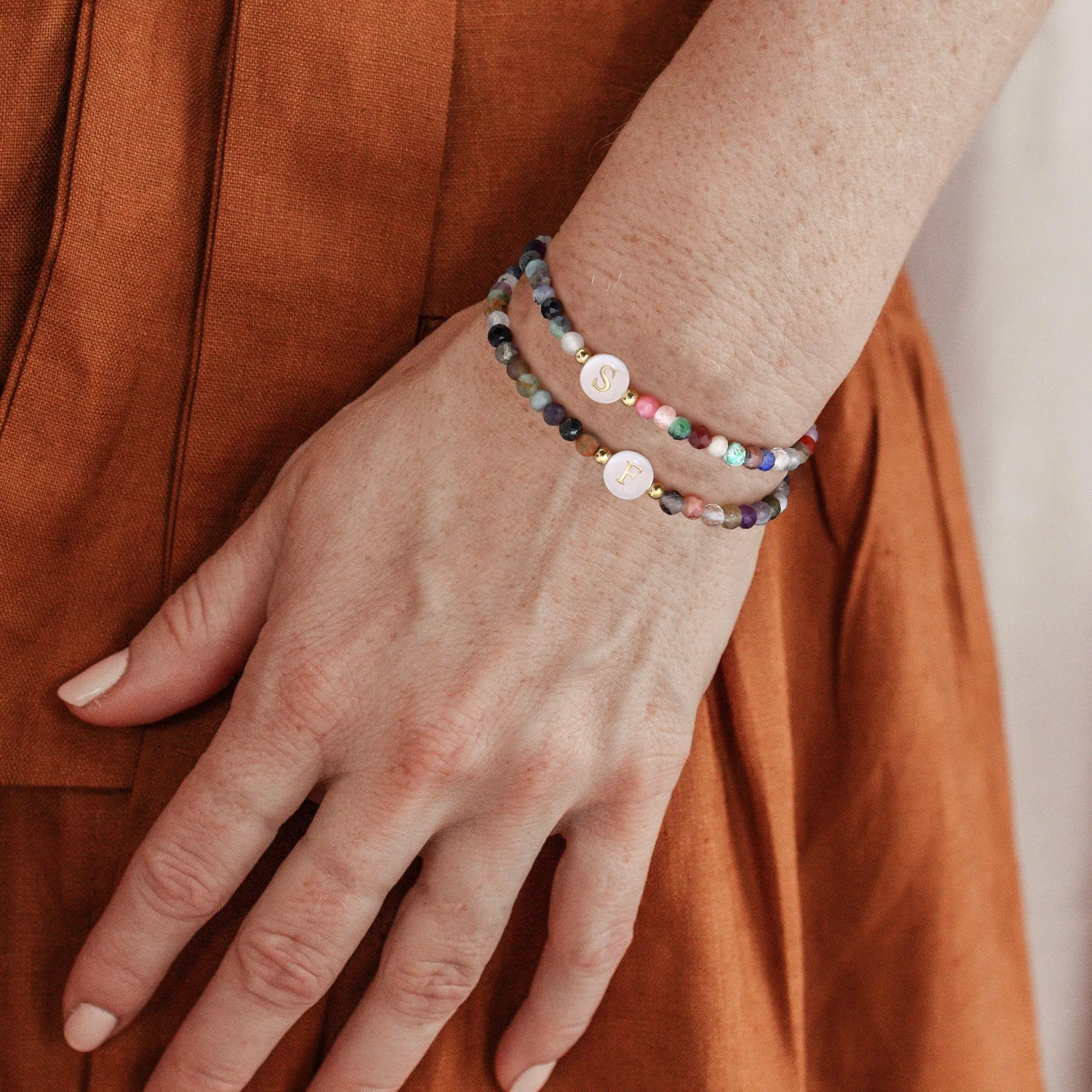 BodyBonita Braccialetti con Iniziale F in Pietra Naturale e Madreperla Sintetica, Elastico, 16,5 cm - immagine 3