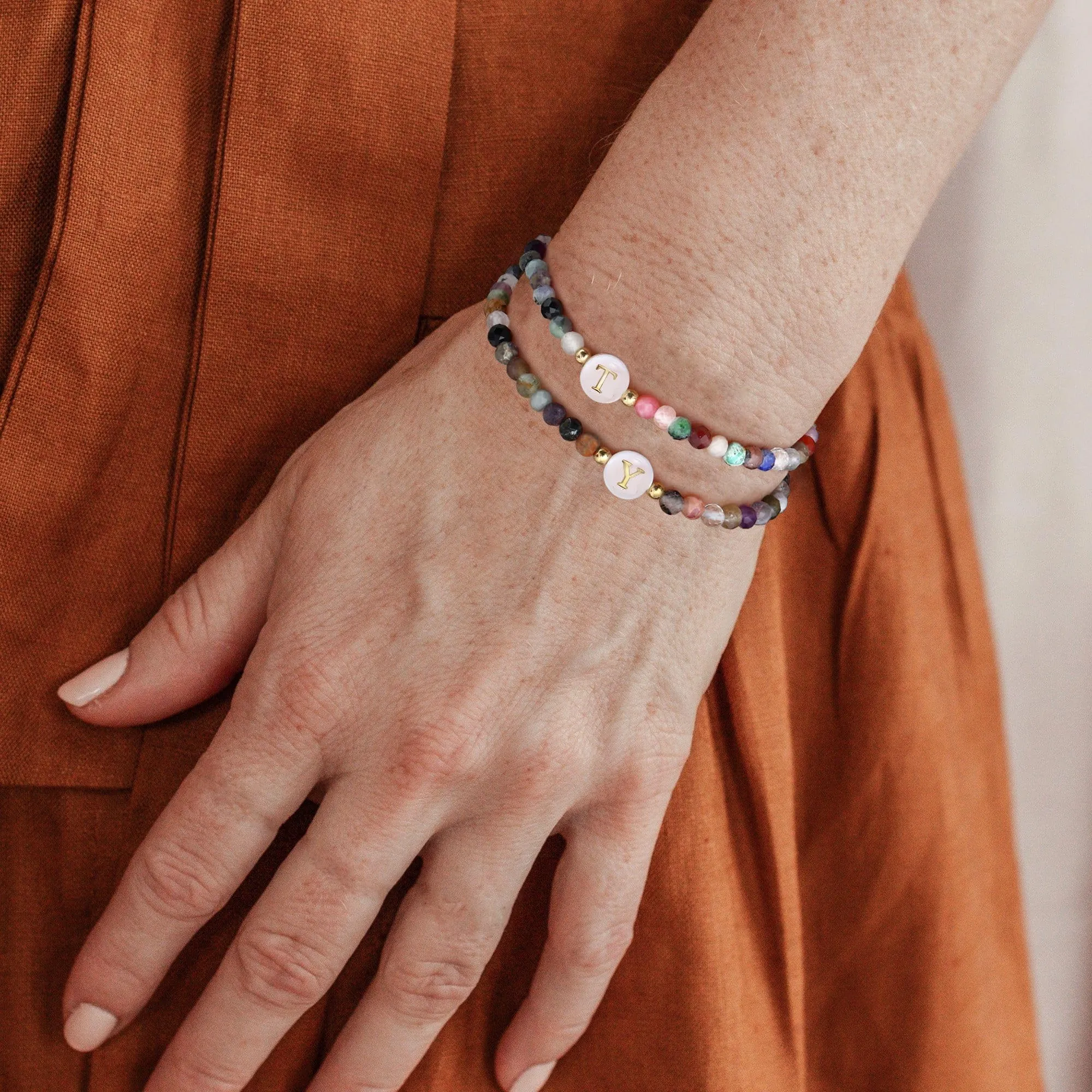 BodyBonita Braccialetti con Iniziale T in Pietra Naturale e Madreperla Sintetica per Donna e Uomo - immagine 3