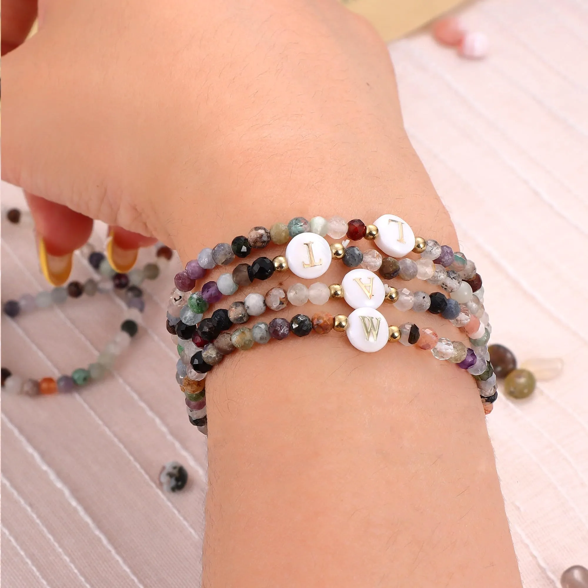 BodyBonita Braccialetti con Iniziale T in Pietra Naturale e Madreperla Sintetica per Donna e Uomo - immagine 6