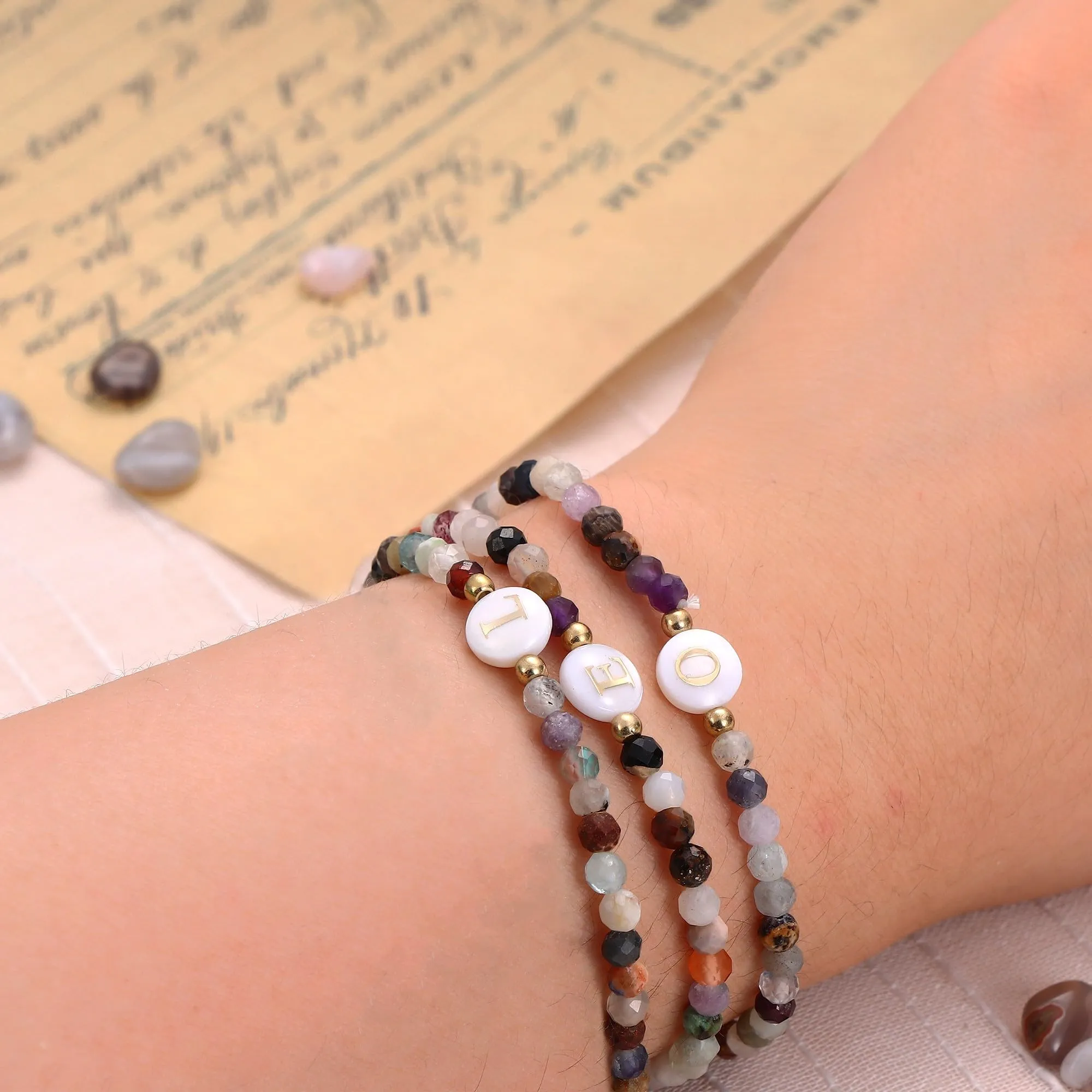 BodyBonita Braccialetti con Iniziale in Pietra Naturale e Madreperla Sintetica, Elastico, Lettera E per Donna e Uomo - immagine 6