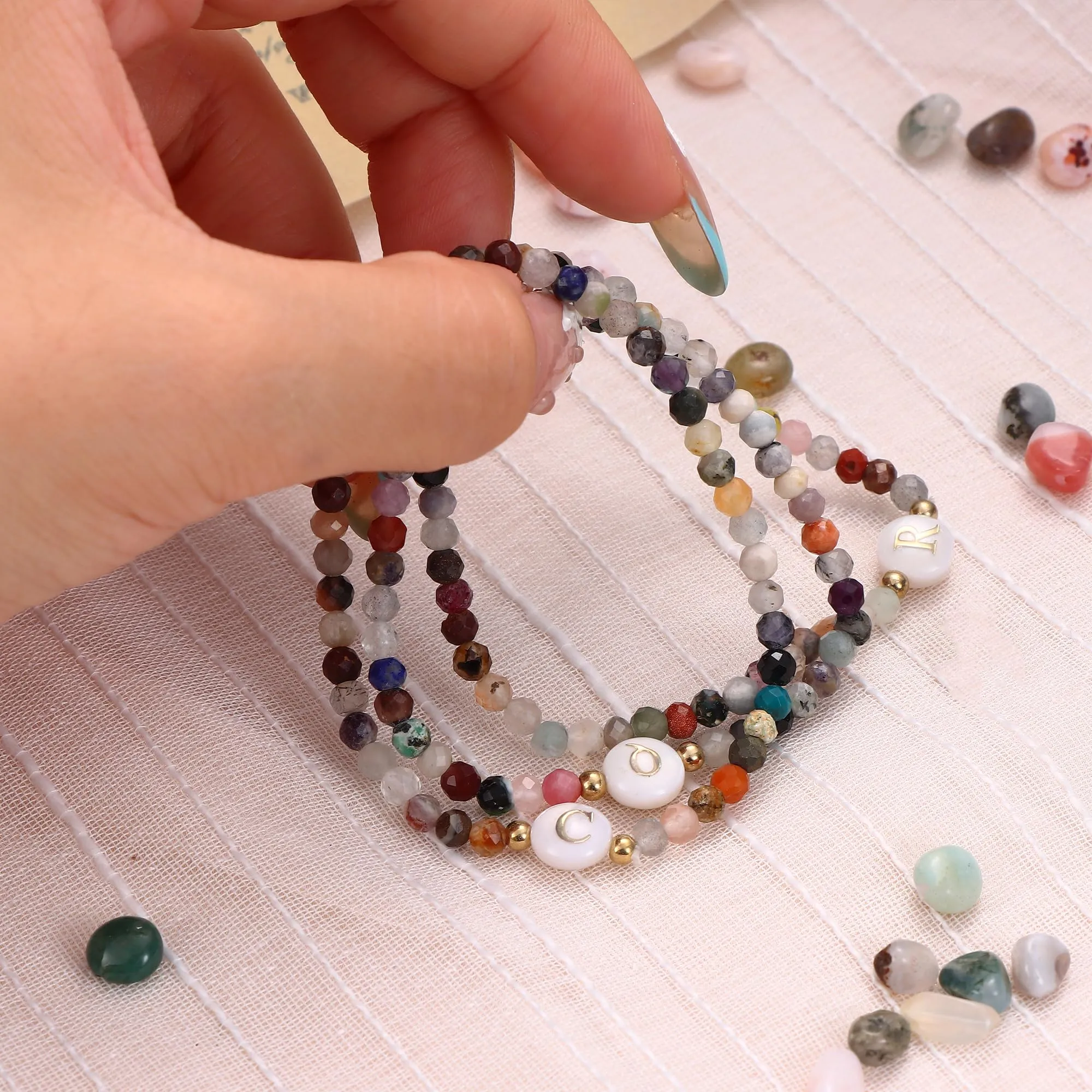 BodyBonita Braccialetti con Iniziale C in Pietra Naturale e Madreperla Sintetica, Elastico, 16,5 cm - immagine 6