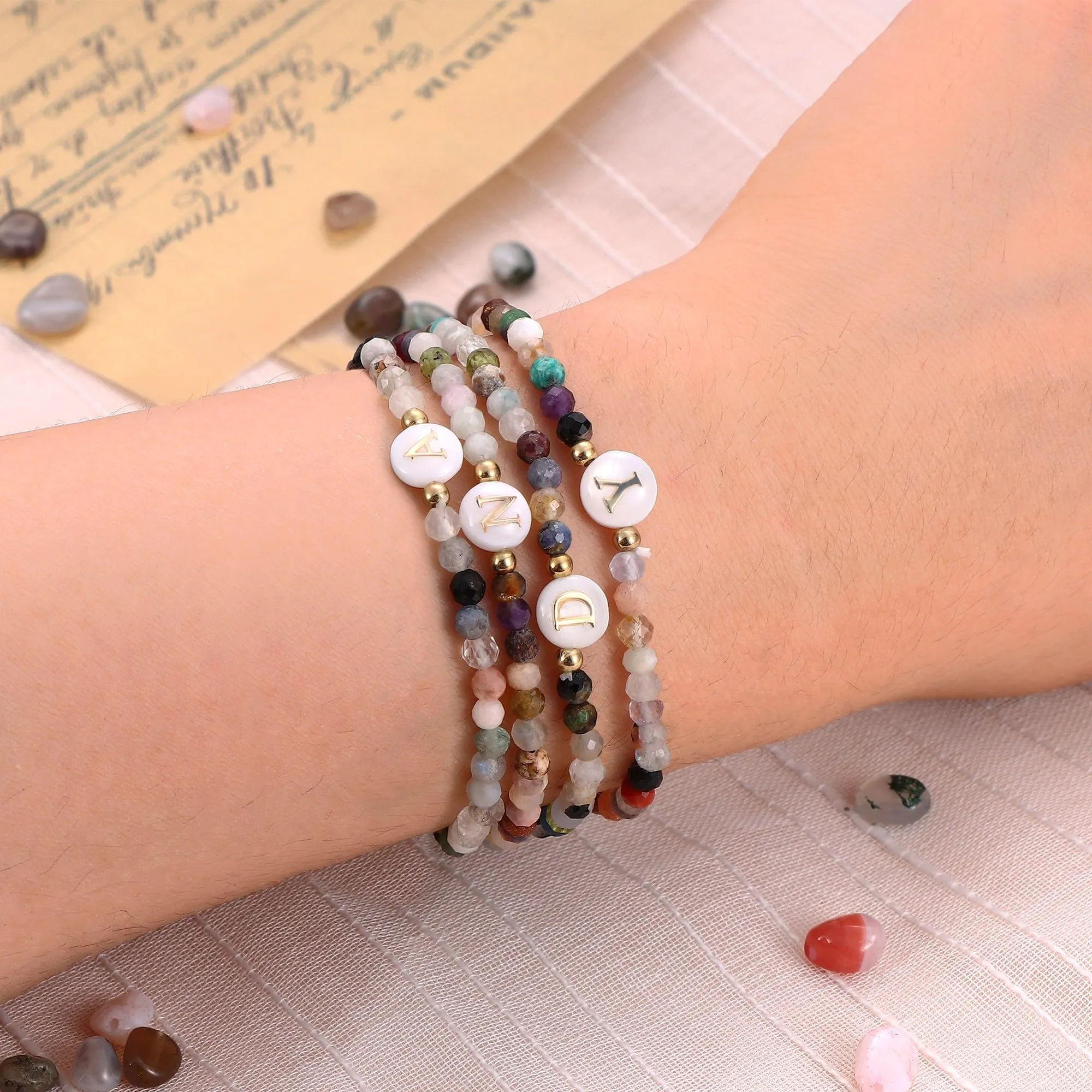 BodyBonita Braccialetti con Iniziale in Pietra Naturale e Madreperla Sintetica, Lettera Y, Elastico per Donna e Uomo - immagine 6
