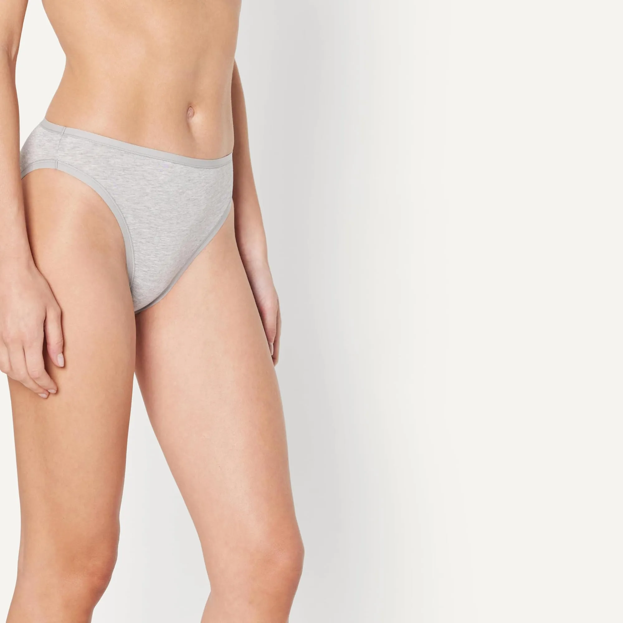 Amazon Essentials Slip Bikini a Taglio Alto in Cotone Elasticizzato Donna, Grigio Medio Erica, 6 Pezzi, 5XL Plus - immagine 2