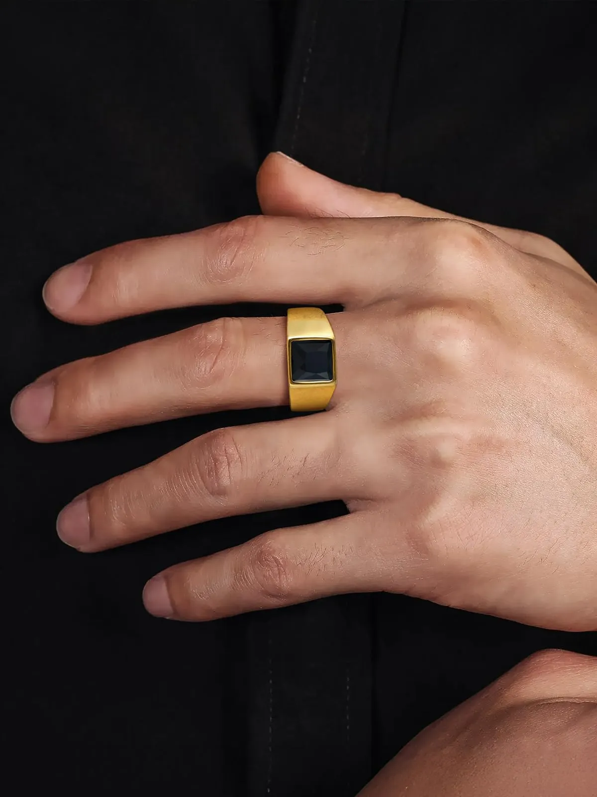 U7 Anello Uomo in Acciaio Inossidabile Oro con Pietra Nera 8mm Taglia 22,25 - immagine 2