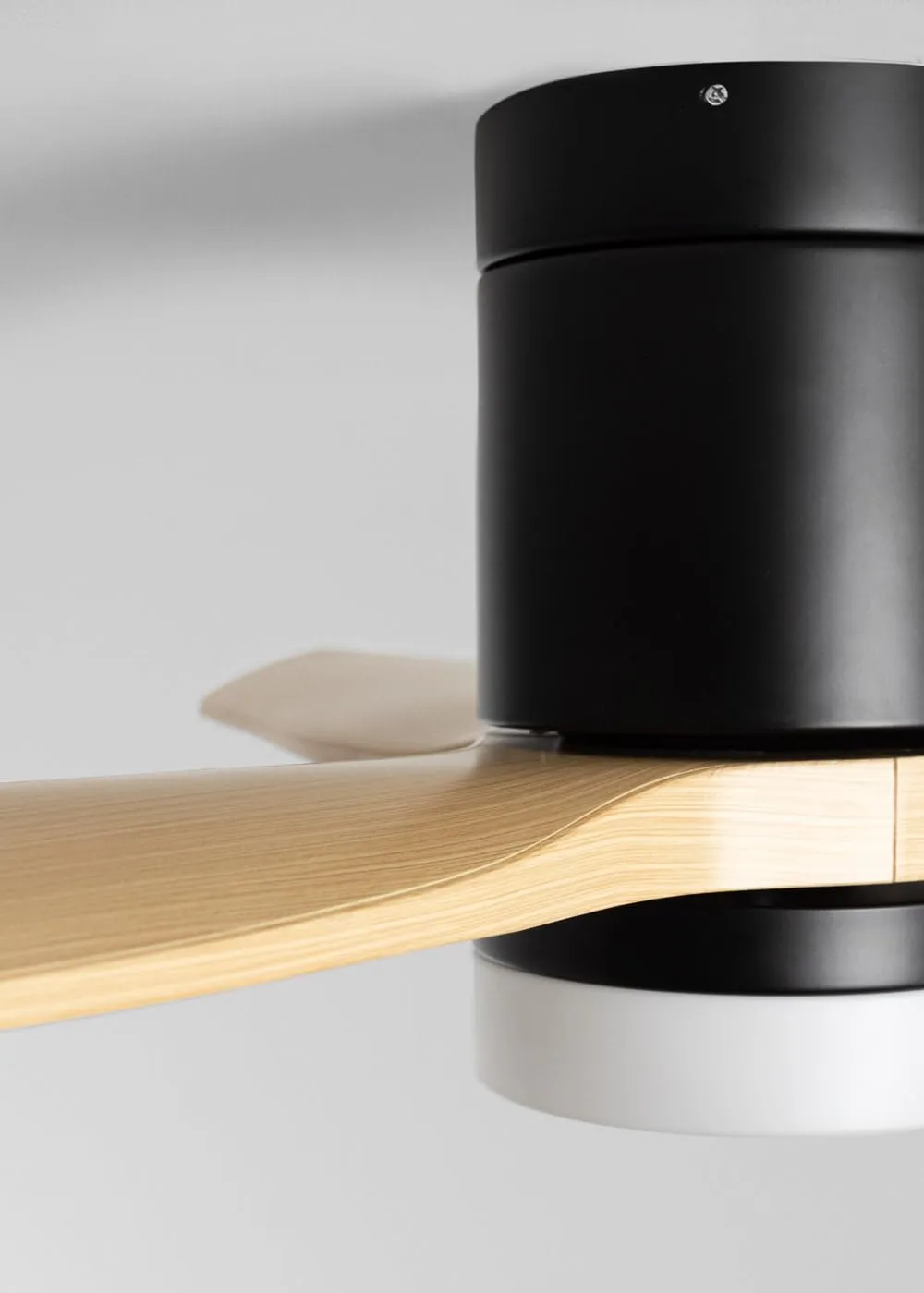CREATE Windcalm Ventilatore da soffitto con luce, ABS nero effetto legno chiaro, 40W, Ø112 cm, telecomando, funzione estate-inverno - immagine 5