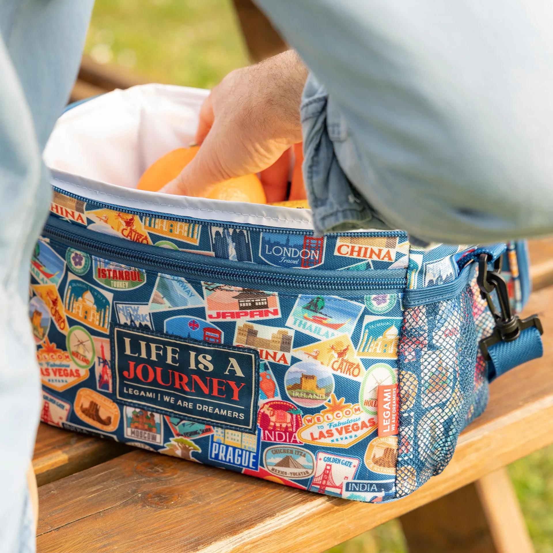 Legami Borsa Termica per il Pranzo Travel Stickers, 7,7 Litri, 28 x 17 x 15 cm - immagine 7