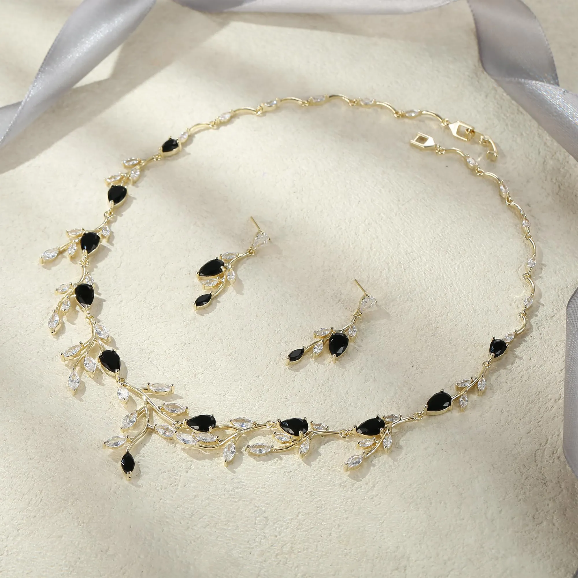 Ever Faith Set di gioielli a goccia con zirconi cubici blu, collana e orecchini a pera, Medio - immagine 3