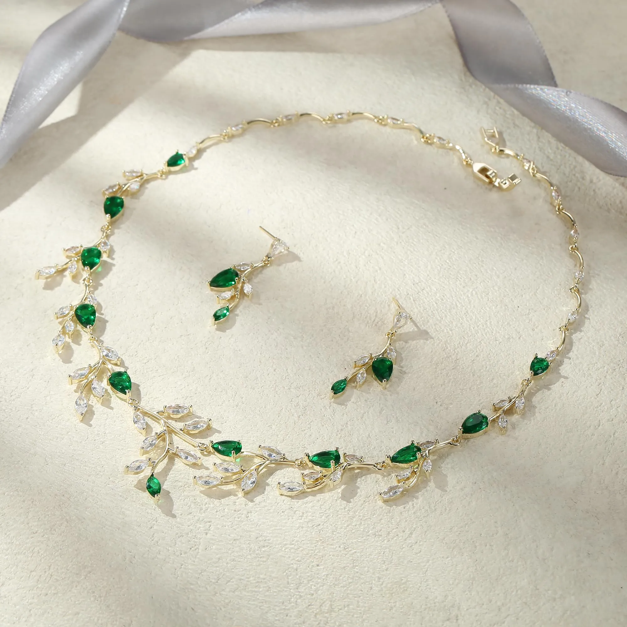 Ever Faith Set di gioielli a goccia con zirconi cubici blu, collana e orecchini a pera, Medio - immagine 4