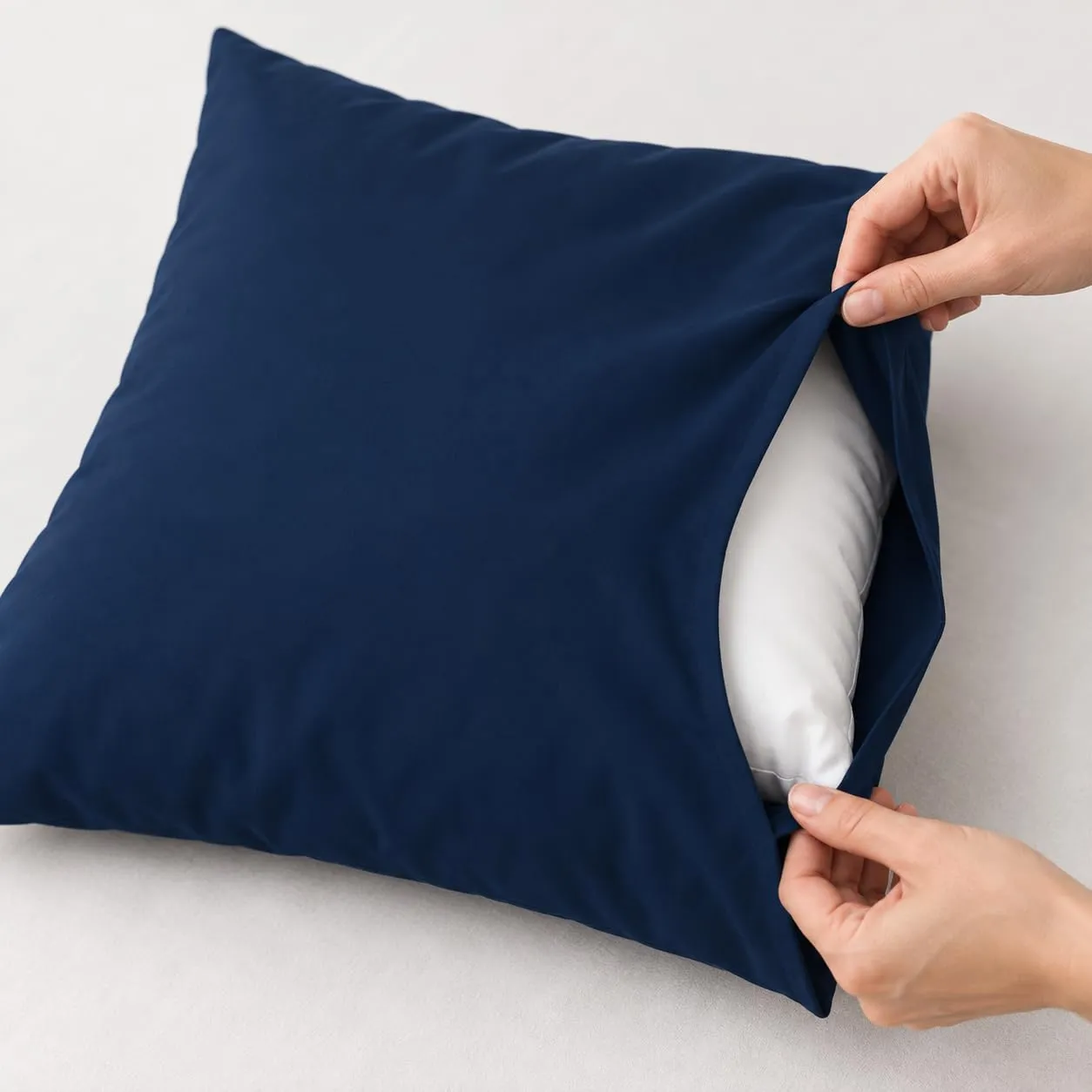 PETTI Artigiani Italiani - Set 2 Federe Cuscino 65x65 cm in Microfibra Double Face, Bianco Blu Notte - immagine 6