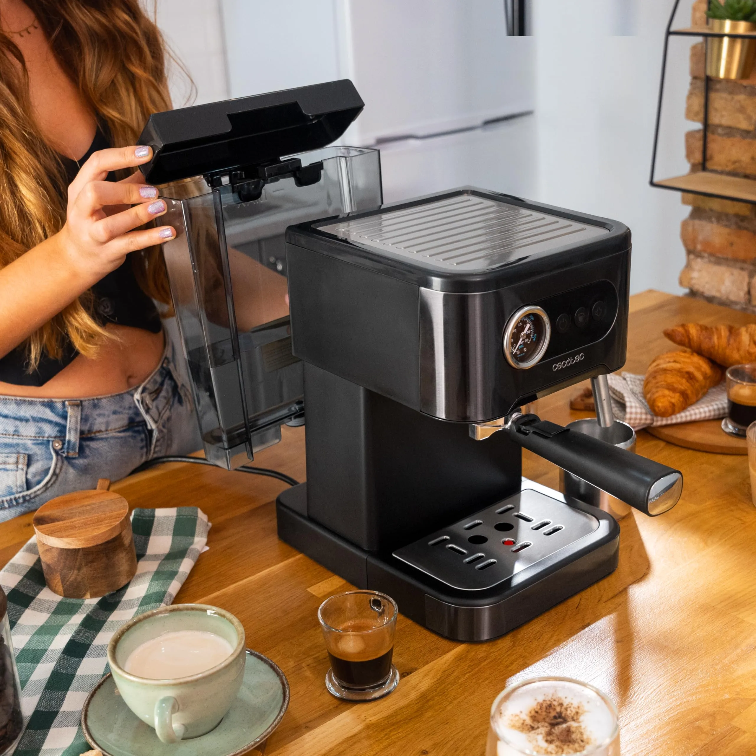 Cecotec Power Espresso 20 Pro Latte Macchina Caffè Espresso Manuale, 1350W, 20 Bar, Serbatoio Acqua 1,5L, Serbatoio Latte 550ml - immagine 8
