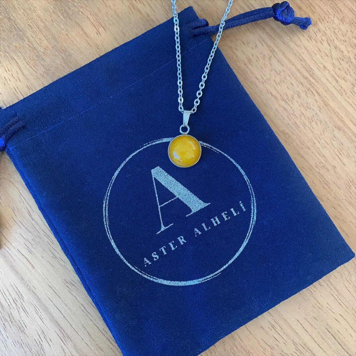 ASTER ALHELÍ Collana Donna in Acciaio Inox Argentato con Ciondolo in Giada Gialla, 45 cm - immagine 7