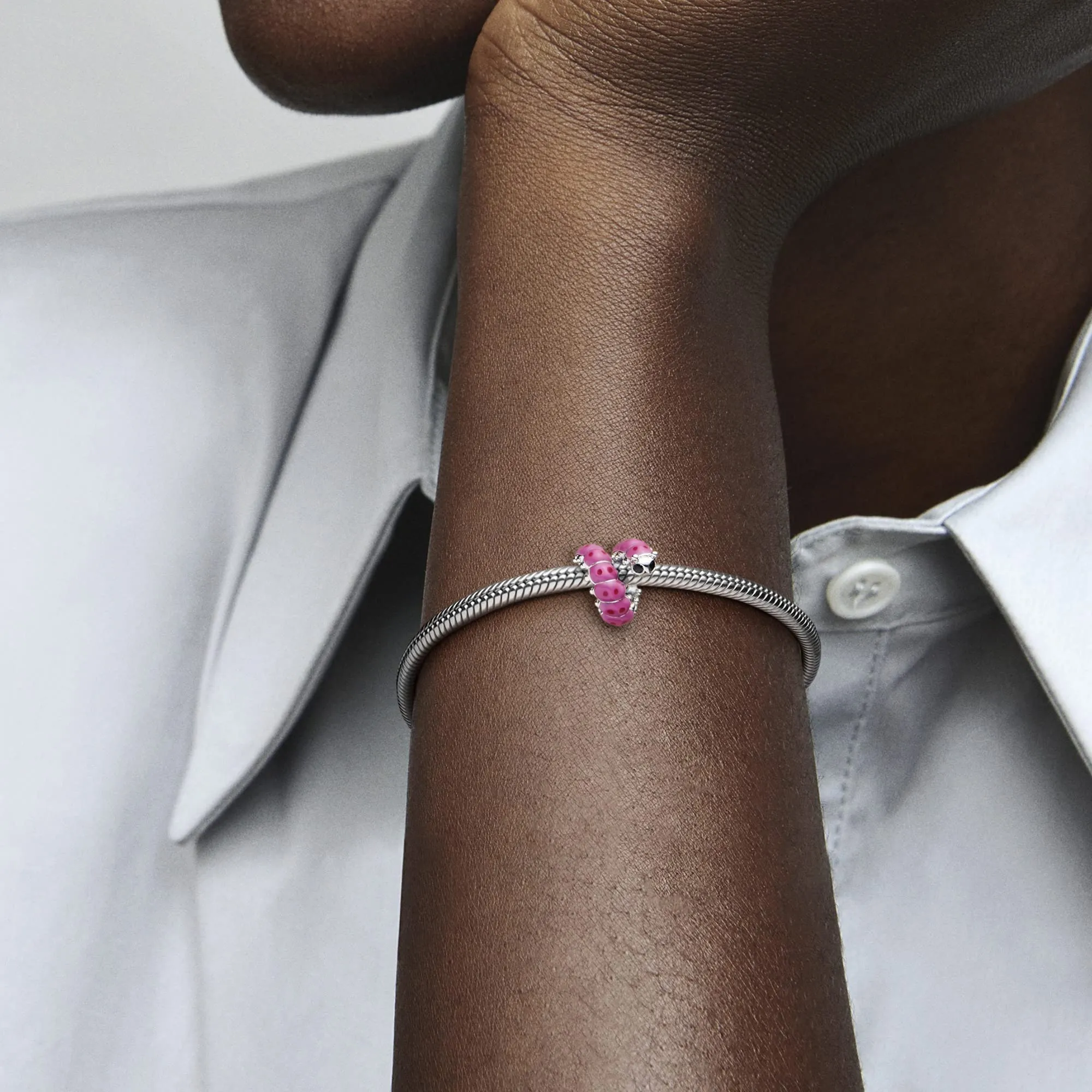 Pandora Moments Ciondolo a forma di millepiedi in argento sterling con cristallo nero e smalto rosa e rosa scuro - immagine 6
