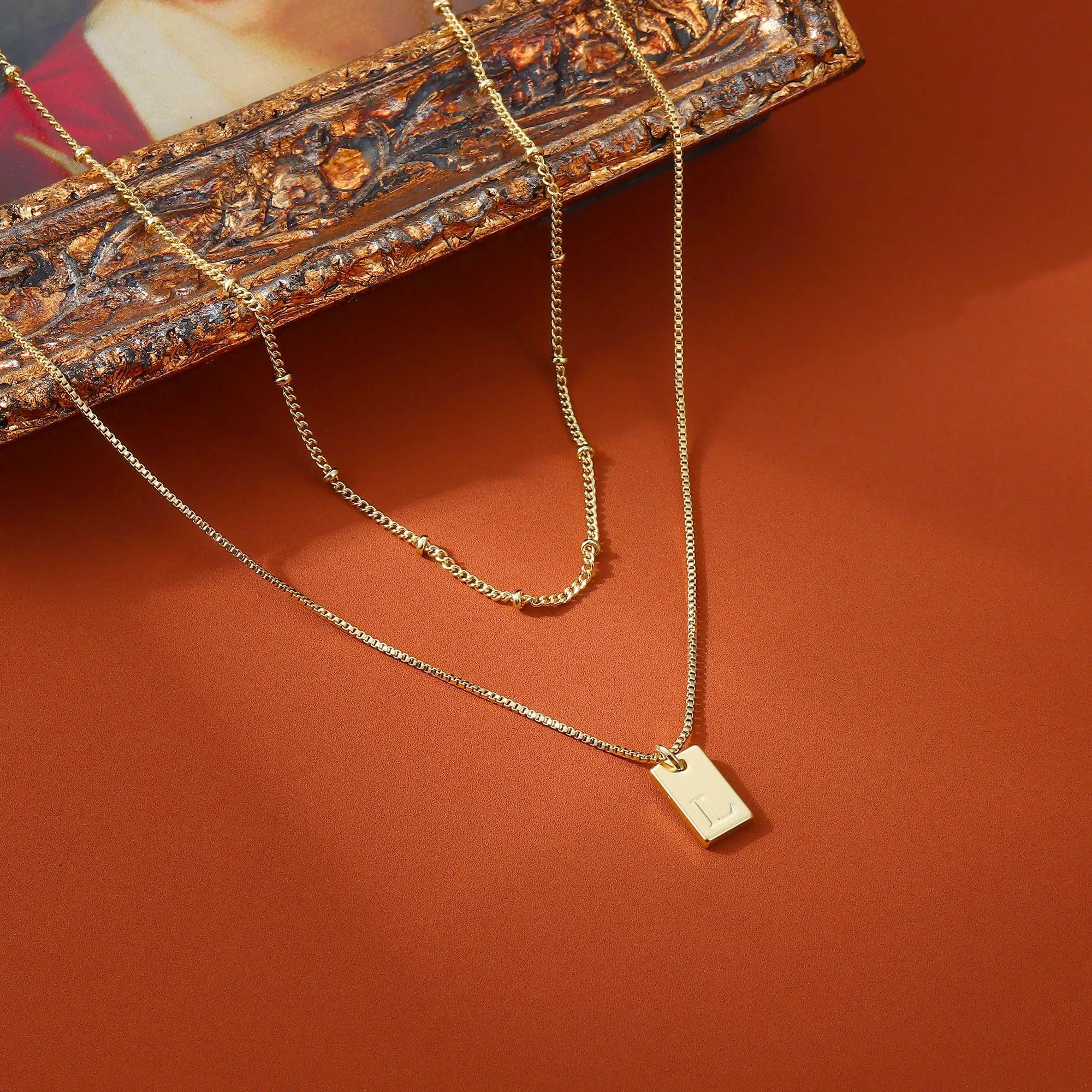 BodyBonita Collana con Iniziale L, Placcata in Oro 16K, Layered Tag Initial Pendant - immagine 6