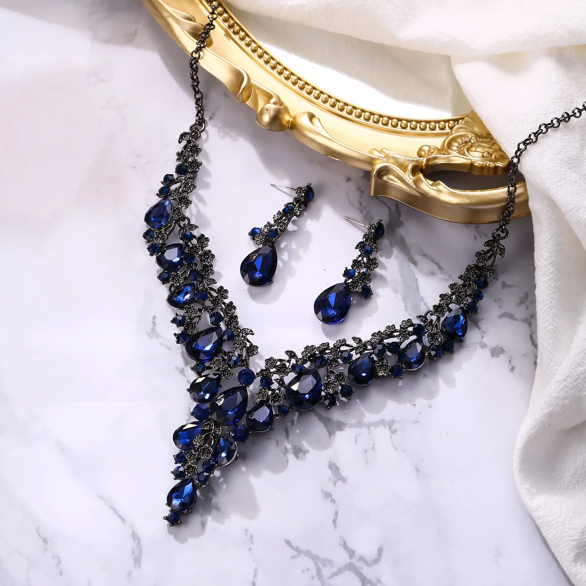 Clearine Set Gioielli Sposa Collana e Orecchini a Goccia in Strass, Zaffiro Colore Nero-Fondo - immagine 3