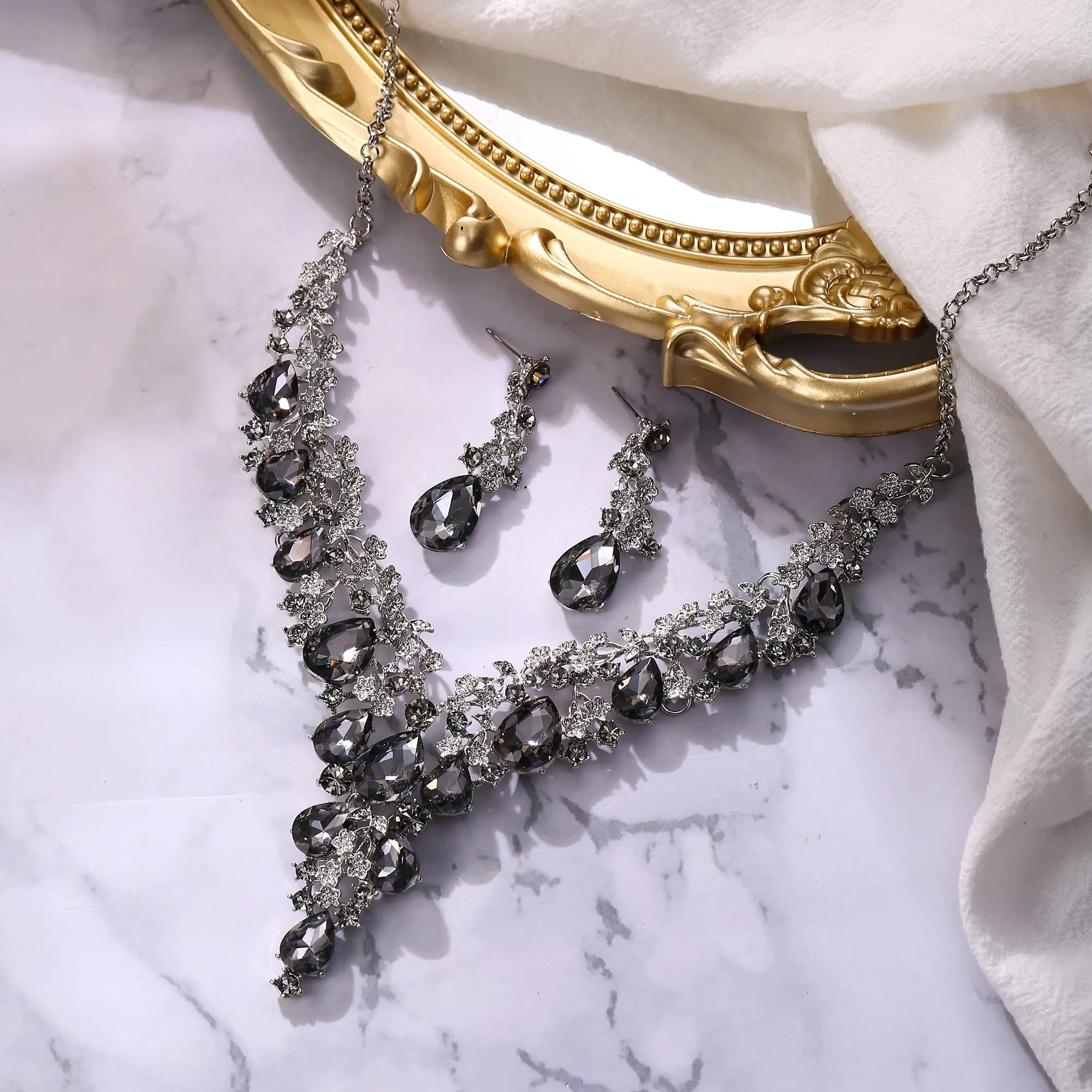 Clearine Set di Gioielli per Sposa con Collana e Orecchini a Goccia in Strass, Grigio Argento-Fondo - immagine 3