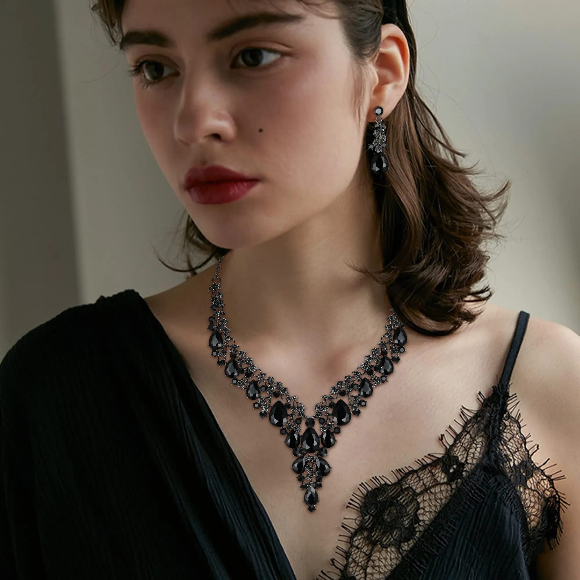 Clearine Set Gioielli Sposa Collana e Orecchini Pendenti Goccia Strass Nero - immagine 2