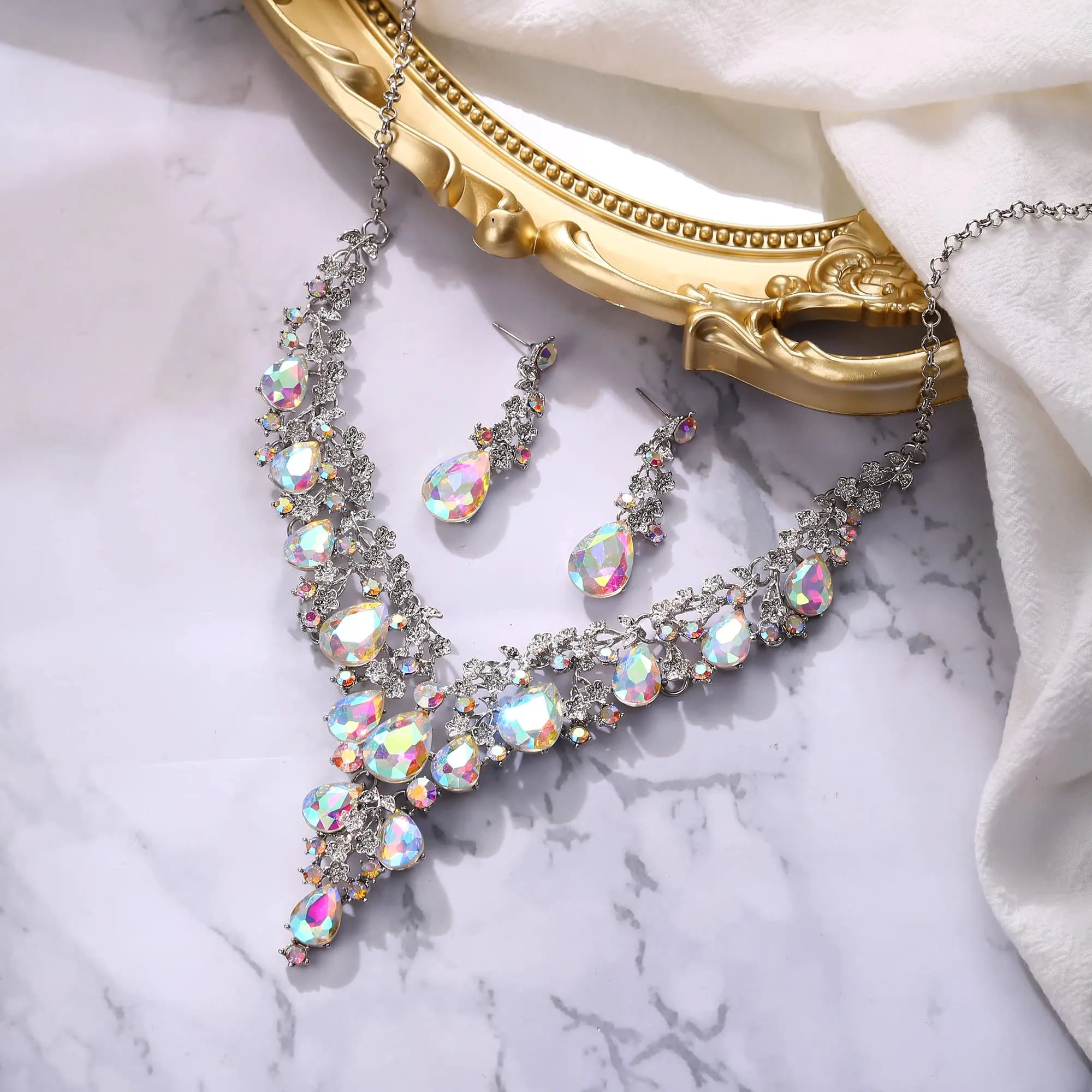 Clearine Set di Gioielli per Sposa con Collana e Orecchini a Goccia in Strass Cluster Iridescente AB Argento-Fondo - immagine 3