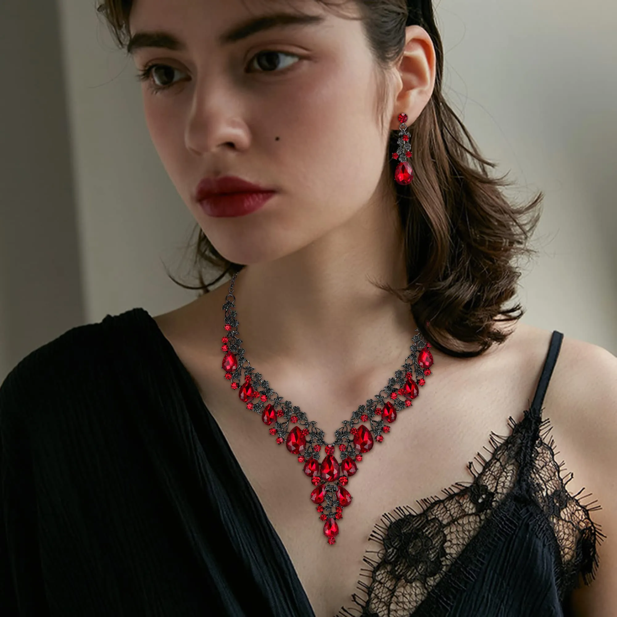 Clearine Set Gioielli Sposa Collana e Orecchini Pendenti Strass Goccia Rosso Colore Nero-Fondo - immagine 2