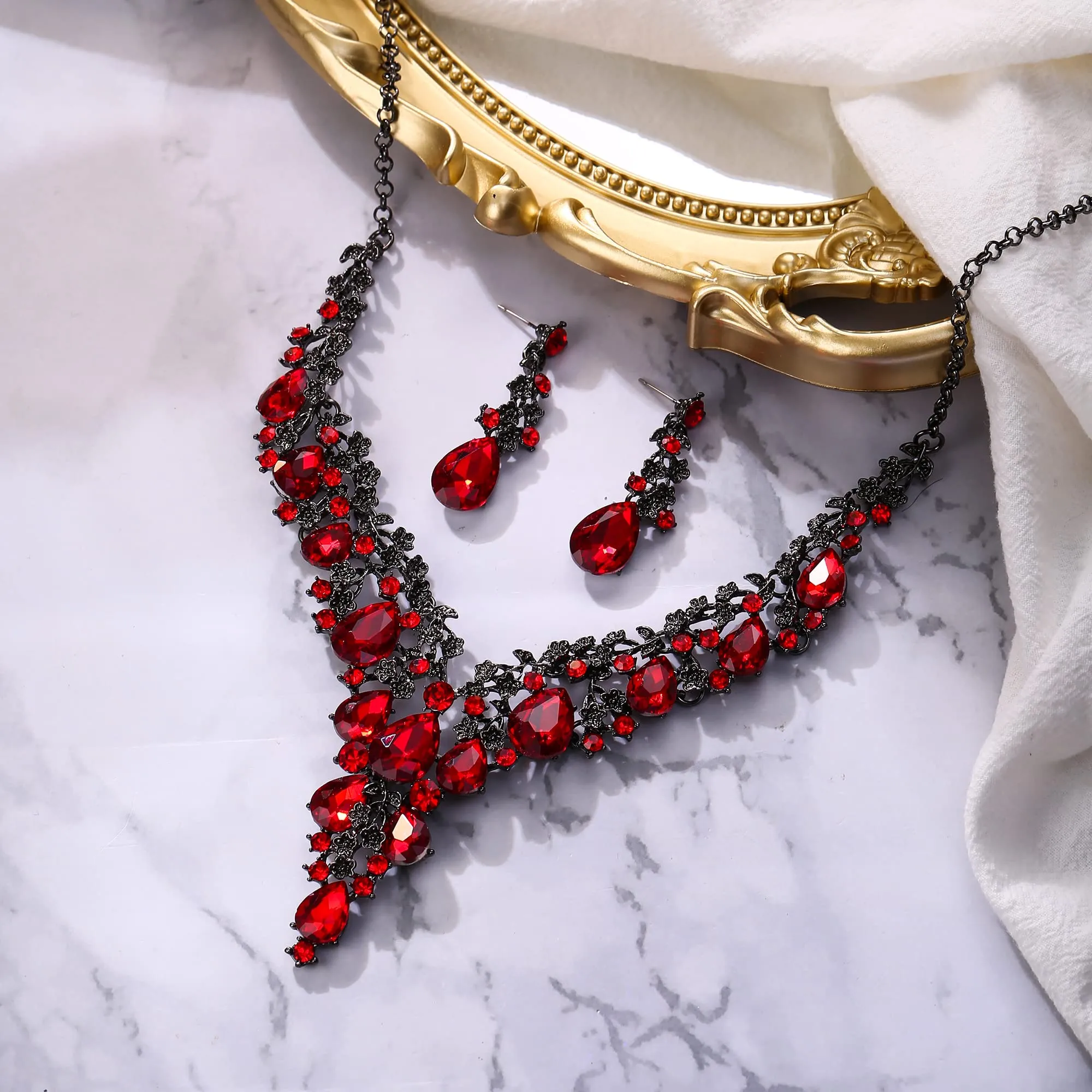 Clearine Set Gioielli Sposa Collana e Orecchini Pendenti Strass Goccia Rosso Colore Nero-Fondo - immagine 3