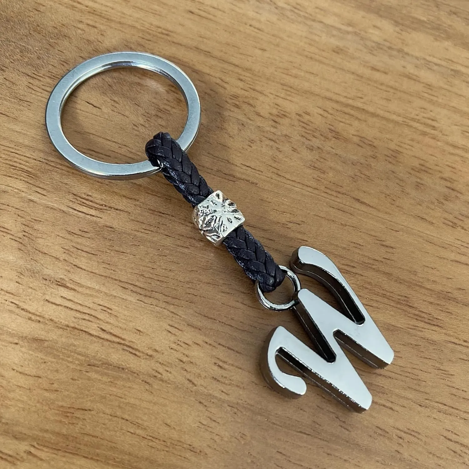 Aster Alhelí Portachiavi in Cuoio Personalizzato con Iniziale e Perline in Zama Placcate in Argento - immagine 2