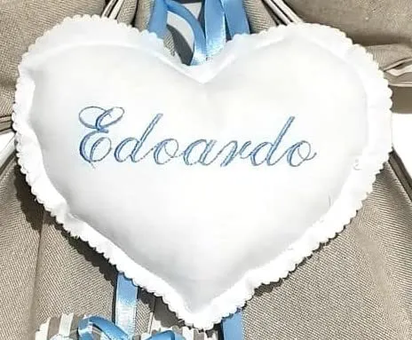 ZAIRISE Fiocco Nascita Personalizzato con Nome Ricamato, 100% Cotone Handmade in Italy, Coccarda Decorativa 52 x 35 cm, Beige-Celeste - immagine 2