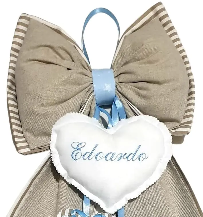 ZAIRISE Fiocco Nascita Personalizzato con Nome Ricamato, 100% Cotone Handmade in Italy, Coccarda Decorativa 52 x 35 cm, Beige-Celeste - immagine 3
