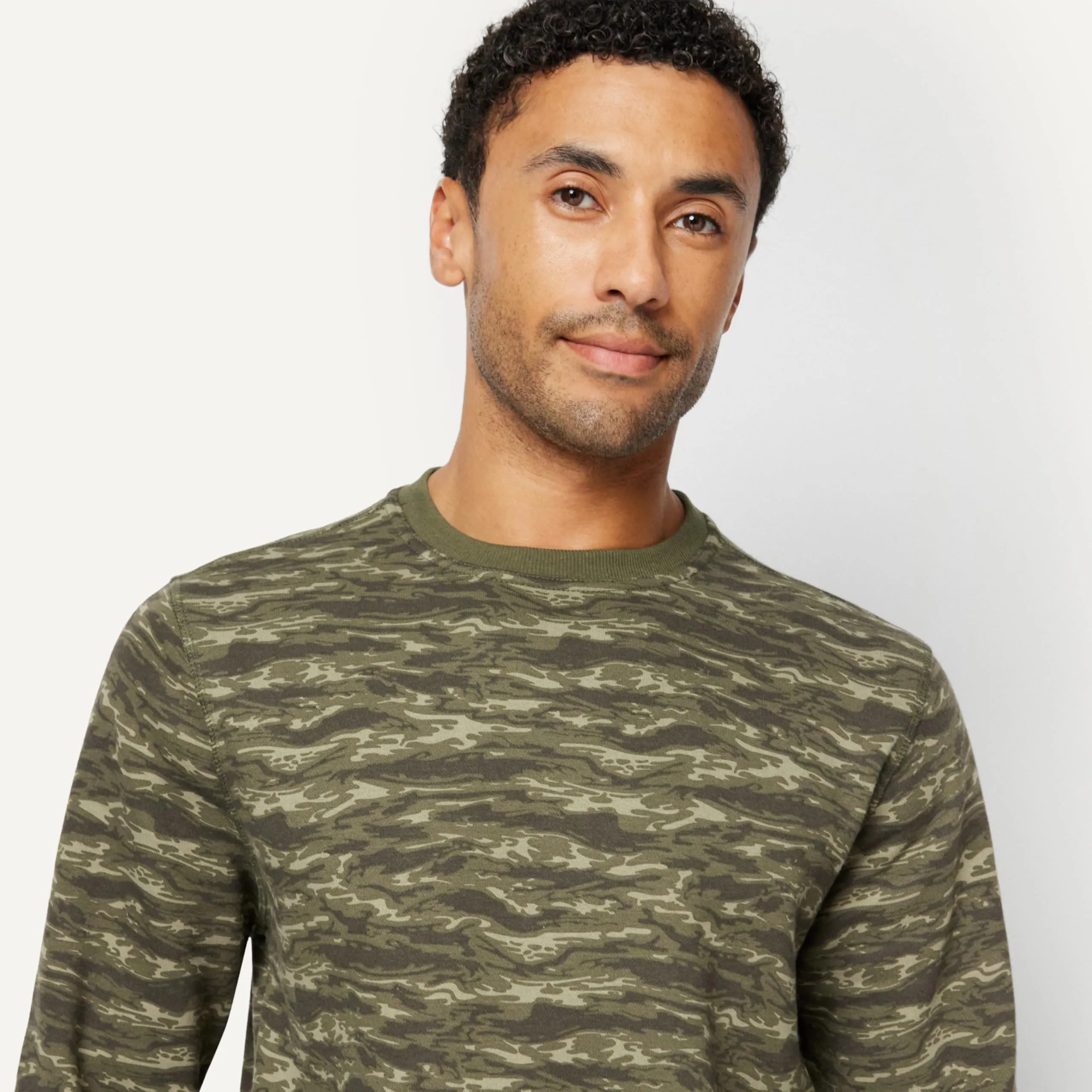 Amazon Essentials Felpa Girocollo in Pile Uomo, Verde Motivo Mimetico Astratto, XL - immagine 4