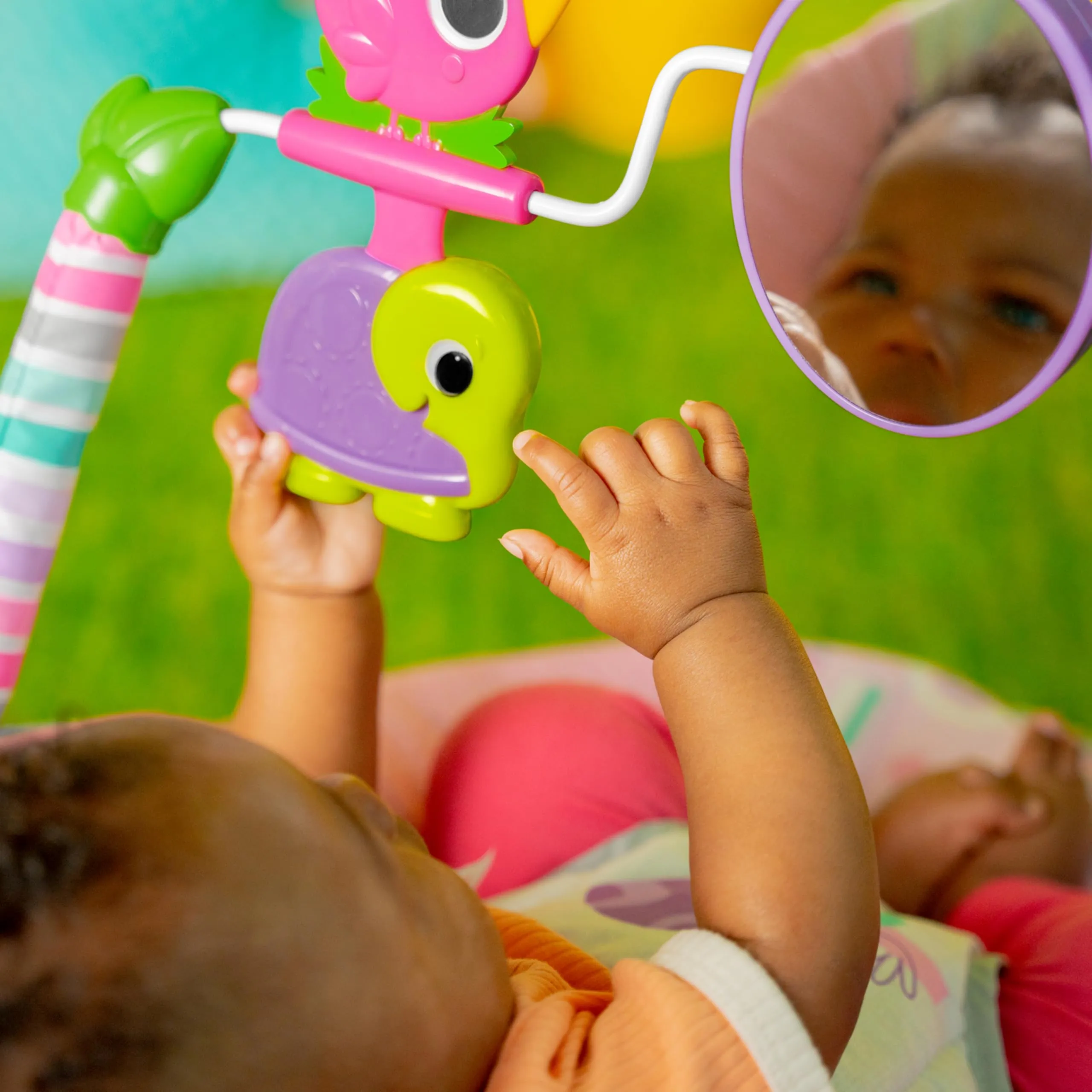 Bright Starts Seggiolino Portatile Vibrante per Neonati con Barra Giocattoli, 0-6 Mesi, 9 kg (Pink Paradise) - immagine 5