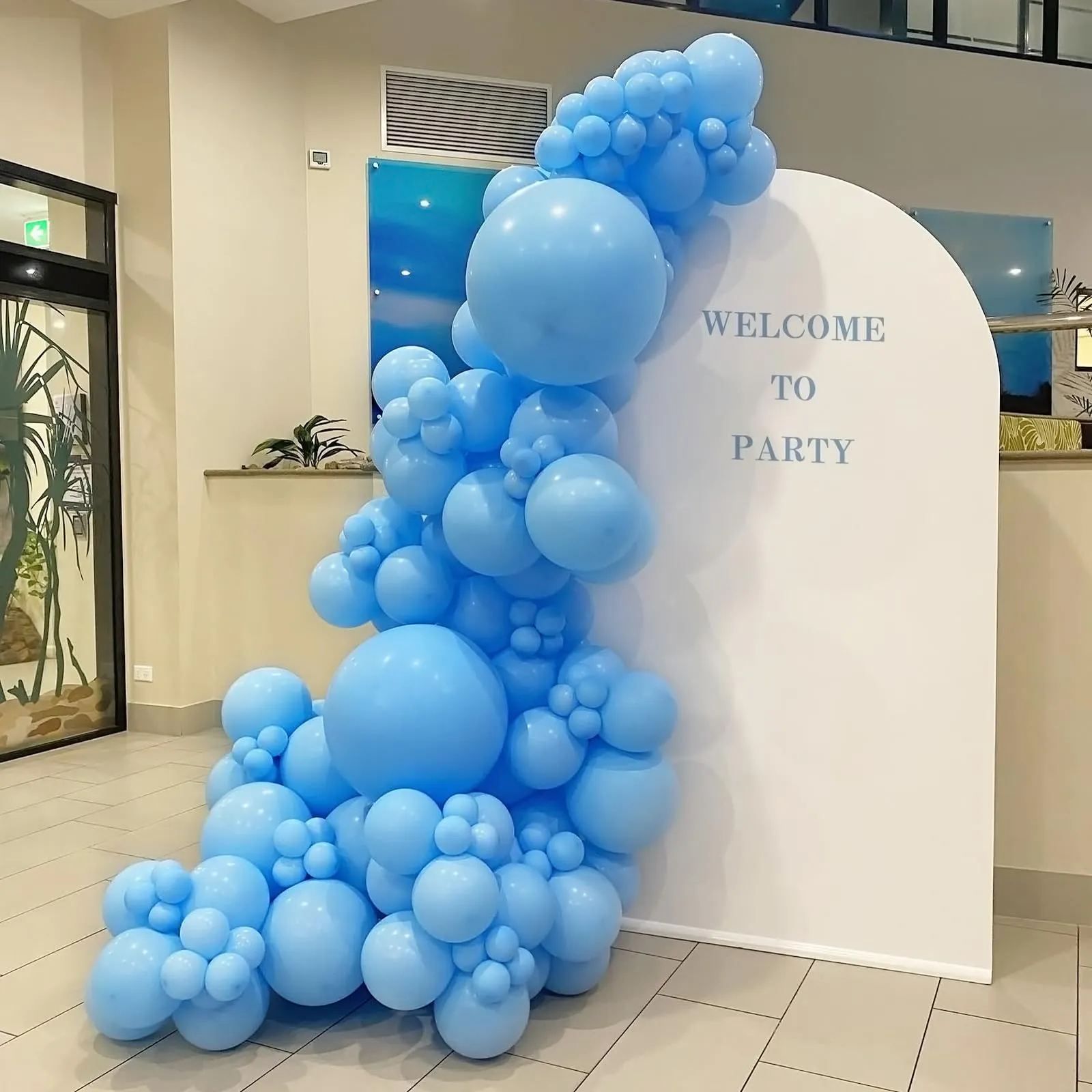 Ousuga Kit Arco di Palloncini Azzurri Cielo Opachi, 106 pezzi (5, 10, 12, 18 pollici) con Nastro e Accessori - immagine 5
