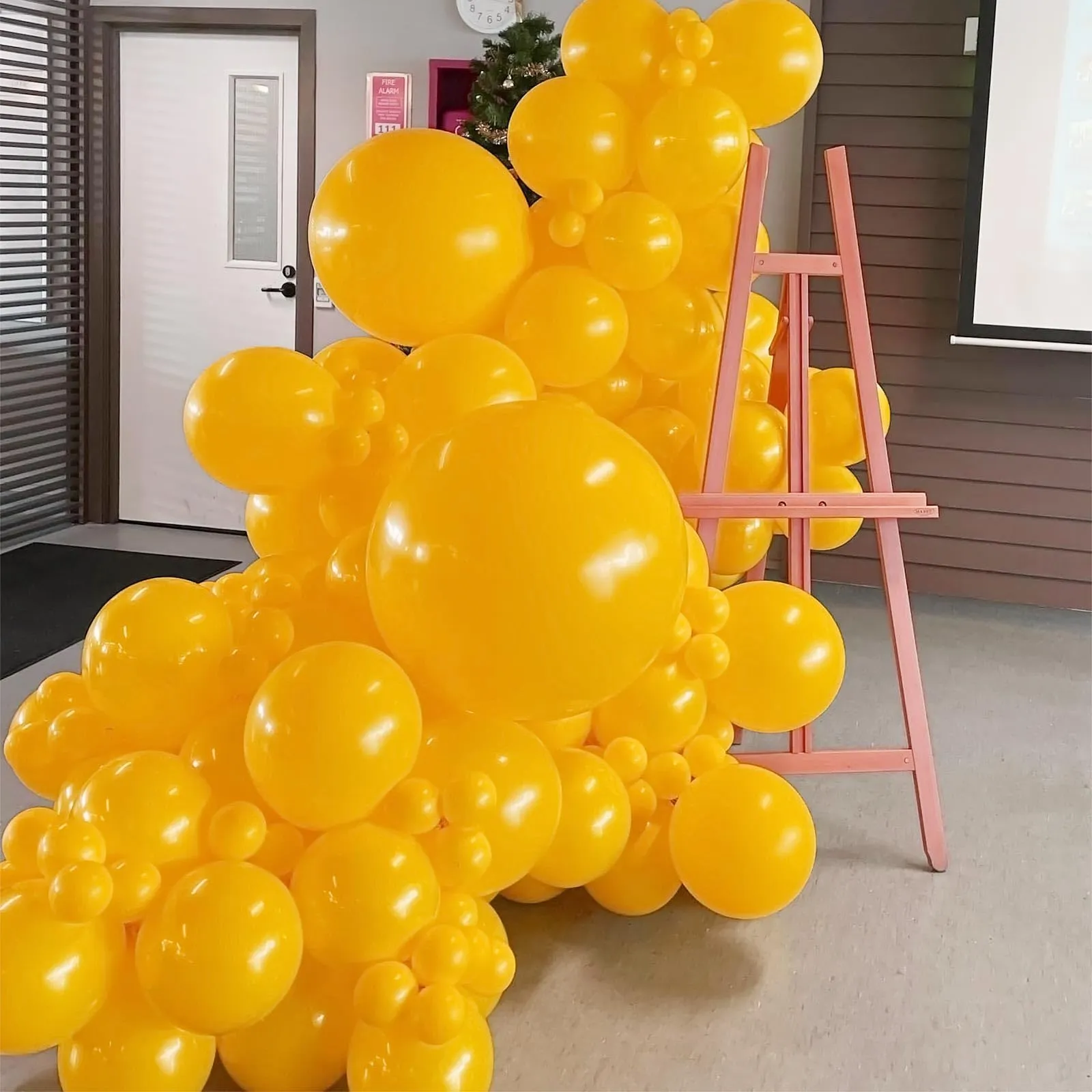 Ousuga Kit Arco di Palloncini Giallo Limone Opachi, 106 pezzi (5, 10, 12, 18 pollici) con Nastro e Accessori per Decorazioni Festa - immagine 5