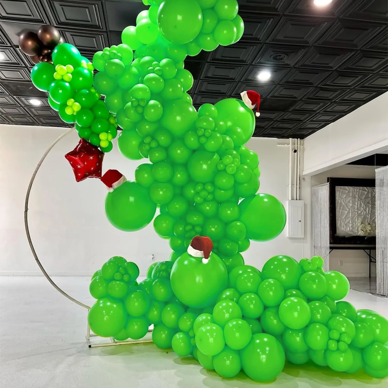 Ousuga Kit Arco di Palloncini Verde Opaco, 106 Pezzi (5, 10, 12, 18 pollici) con Nastro e Accessori - immagine 4