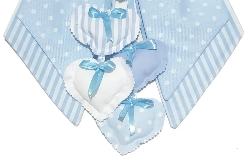 ZAIRISE Fiocco Nascita Personalizzato con Nome Ricamato, 100% Cotone, Handmade in Italy, Coccarda Decorativa Celeste a Pois con Pendenti, 52 x 35 cm - immagine 3